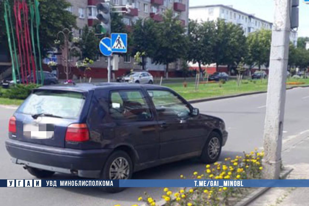 В Борисове водитель на пешеходном переходе сбила женщину 24 июня около 14:30 на перекрестке Чапаева и М.Горького Борисова 42-летняя местная жительница за рулем автомобиля Volkswagen Golf ехала по улице М.Горького со стороны улицы Гагарина. При повороте налево она наехала на 60-летнюю женщину-пешехода, жительницу Борисова, которая переходила проезжую часть по регулируемому пешеходному переходу на зеленый свет. В результате ДТП пешеход получила телесные повреждения, после оказания медицинской помощи отпущена домой. #происшествия #Борисов Подпишись — Минская правда MLYN.by
