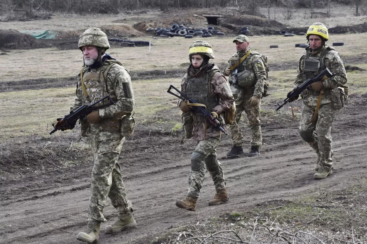 Прокуратура Украины сообщила, что возбудила 107 672 новых уголовных дела по дезертирству за первые шесть месяцев 2025 года.  Всего с 2022 было возбуждено около 230 804 таких дел. Это указывает на то, что из ВСУ дезертировали больше солдат, чем в совокупности числятся в армиях Великобритании, Франции и Германии.