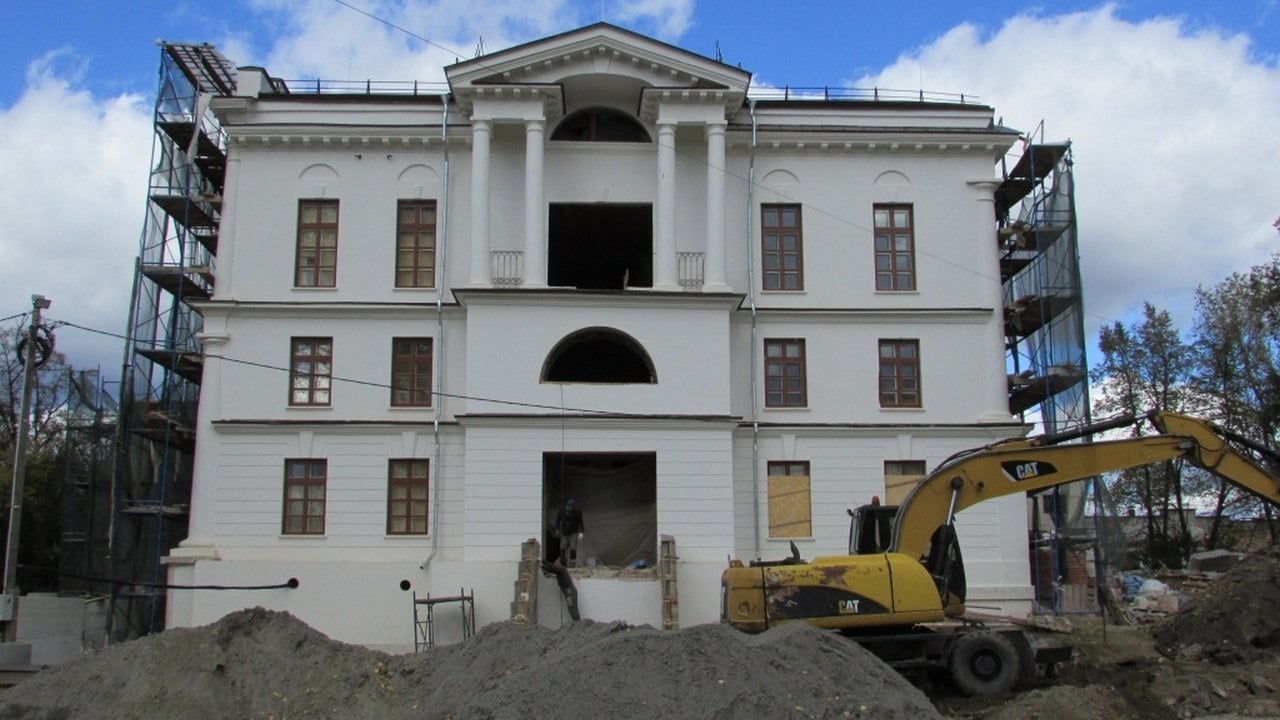 Усадьбу XVIII века в Кыштыме подключат к водоснабжению и канализации  Старинную усадьбу Демидовых начнут подключать к инженерным сетям. Как сообщили в пресс-службе администрации Кыштыма, на 6 декабря запланированы 19-часовые работы по подключению здания к сетям водоснабжения и замене запорной арматуры.  Жителей ближайших домов предупреждают о возможных временных перебоях в подаче воды. По словам заместителя министра культуры Челябинской области Дмитрия Столбова, это один из этапов реставрации объекта культуры.  "Подключение к инженерным сетям – это один из элементов реконструкции, это плановые работы. К концу года мы сдаем один из этапов, поэтому и подключение к теплу, электричеству, водоснабжению до конца года будет выполнено. Наша первая задача – закрыть тепловой контур, до 20 декабря мы должны выполнить присоединение к сетям теплоснабжения, электричество подведено уже", – комментирует Дмитрий Столбов.   Фото: vk.com / Кыштым   Администрация    Вести Южный Урал   Челябинск