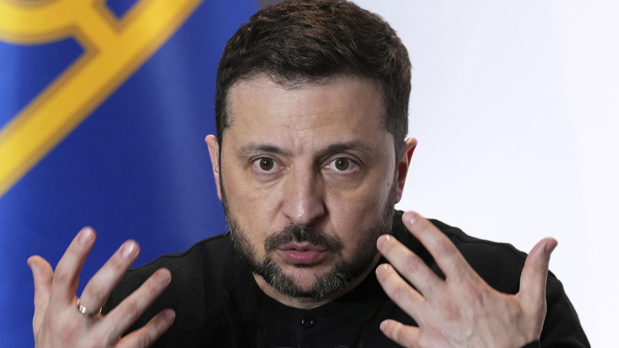Между Украиной и США произошел разрыв. Киев оказался неспособен адаптировать свою тактику и стратегию, чтобы не противоречить интересам Трампа, пишет TNI. Зеленский не должен вести себя с ним так же, как с Байденом. Киеву необходимо изменить стратегию и подстроиться под цели Трампа, советует автор статьи.