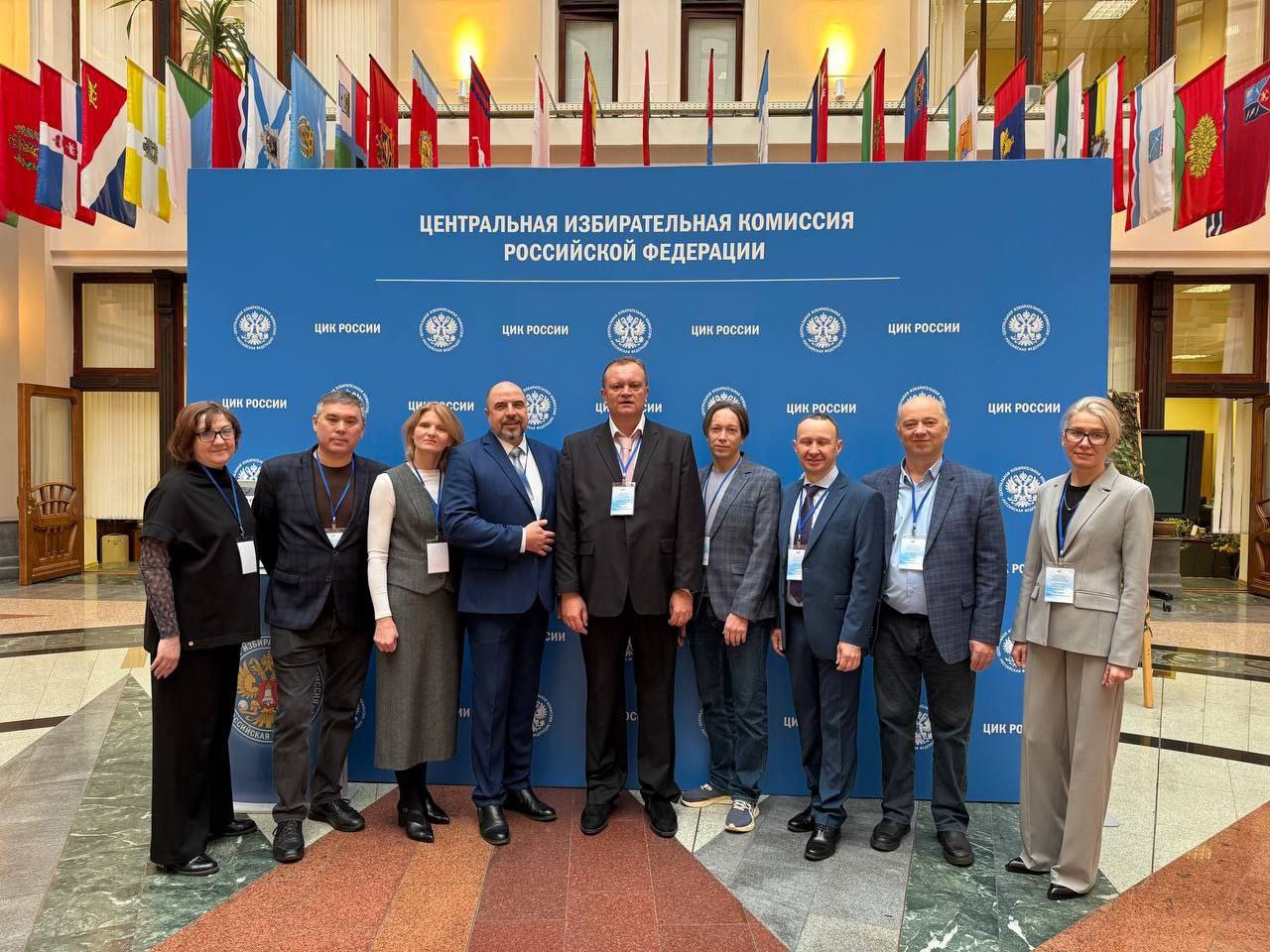 Дмитрий Алексеев руководитель Информационного центра Избиркома Удмуртии принял участие во Всероссийском совещании в ЦИК России С коллегами из регионов   обсудили основные направления развития ГАС Выборы2 0 и её применение на выборах депутатов Государственной Думы в 2026 году обменялись опытом использования цифровой платформы и проведения дистанционного электронного голосования на выборах в субъектах в ЕДГ 2025  Напомним что 20 сентября 2026 года пройдут выборы депутатов Государственной Думы Федерального Собрания Российской Федерации девятого созыва а в 25 муниципальных образованиях Удмуртии также будут выбирать депутатов районных советов депутатов избирком Удмуртии