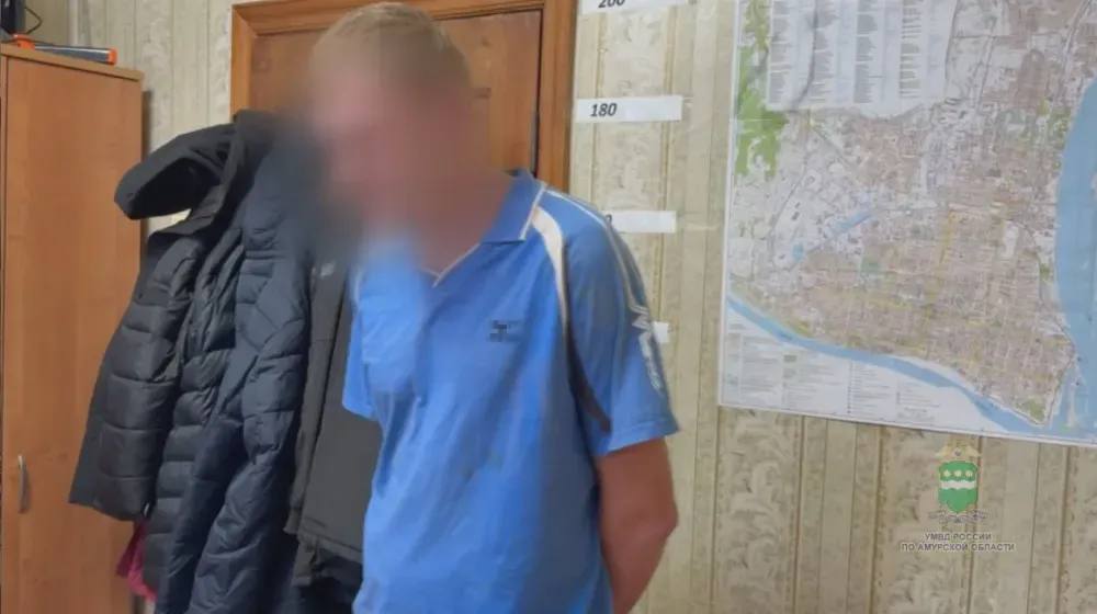 Удар бутылкой амурчанин стал фигурантом дела о разбитой остановке Также правоохранители выяснили что мужчина украл алкоголь в магазине В Благовещенске установили и задержали ранее судимого местного жителя который подозревается в умышленной порче городского имущества Случай произошел в марте В полицию поступило заявление о повреждении автобусной остановки в районе пересечения улиц Горького и Кузнечной Действия нарушителя зафиксировали камеры системы видеонаблюдения АПК Безопасный город После распития алкоголя мужчина разбил витрину остановки бросив в нее стеклянную бутылку Сотрудники уголовного розыска установили личность подозреваемого Им оказался 32 летний благовещенец Его задержали по месту временного проживания Мужчина стал фигурантом уголовного дела по ч 1 ст 167 УК РФ За такое преступление предусмотрено до двух лет лишения свободы Кроме того правоохранители выяснили что амурчанин причастен еще к одному эпизоду противоправной деятельности По данным полиции мужчина похитил алкогольную продукцию в городском магазине По данному факту возбуждено уголовное дело о краже Амурчанин находится под подпиской о невыезде и надлежащем поведении Расследование продолжается отметили в управлении МВД России по Амурской области Скриншот видео t me mvd 28 amur ТЕЛЕПОРТ РФ здесь все об Амурской области Мы в МАХ Написать нам