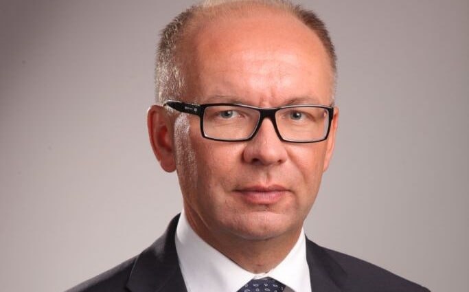 Глава Костромы, он же спикер местной гордумы Юрий Журин сообщил, что покидает свой пост и не намерен больше избираться депутатом городского представительного органа. Журин избирался депутатом с 2001года, с 2010 – возглавлял горсовет. С переходом в 2011 году на двуглавую систему, он стал главой Костромы. Новый созыв думы будет избран в сентябре 2025 года. И сейчас, судя по всему, в городе решили вернуться к «сильному мэру» вместо главы города и главы администрации сити-менеджера . Согласно новому закону о МСУ, кандидатов на этот пост будет предлагать губернатор. Начинается новый этап в развитии муниципальной структуры. Мы входим в период изменений, которые направлены на обновление системы управления, её адаптацию к современным вызовам и задачам, – написал Журин в своем обращении к жителям Костромы.