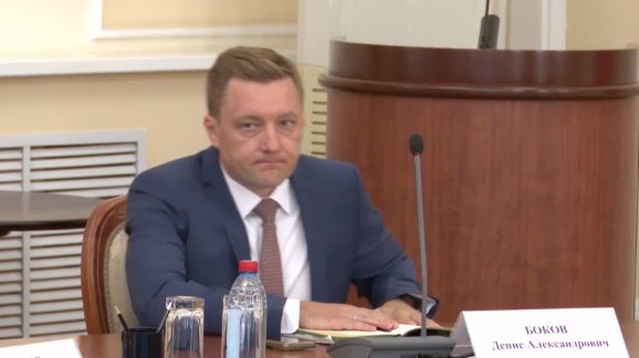 Фото: Дениса Бокова вернули в правительство Рязанской области, он занял место Анны Росляковой Первым заместителем председателя правительства Рязанской области с 16 июня назначен Денис Боков. Об этом сообщил губернатор Павел Малков на заседании облправительства сегодня. Анна Рослякова, которая занимала ранее этот пост, получила назначение в ЛНР, уточнил Малков. Анна Рослякова работала в исполнительной власти региона с 2009 года: сначала в администрации Рязани, затем в областном правительстве. Должность заместителя председателя правительства Рязанской области Рослякова занимала с 2018 года. Денис Боков уже работал в правительстве Рязанской области при предыдущих губернаторах, в министерстве соцзащиты: министром, затем первым заместителем министра, с 2020 года работал в корпорации ВЭБ.РФ. Павел Малков предположил, что Денис Боков тогда уехал в Москву, потому что «не смогли найти общий язык с некоторыми товарищами». Малков сообщил, что предлагал Бокову вернуться в регион в первые месяцы, когда был назначен рязанским губернатором. Родной брат Дениса Бокова — Дмитрий Боков был главой областного избиркома, сейчас возглавляет РГУ имени Есенина.