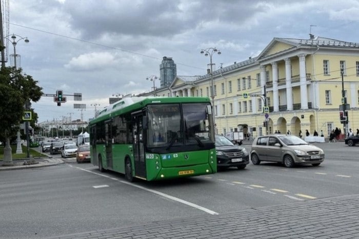 Популярный у екатеринбуржцев маршрут меняет свой путь  В Екатеринбурге с 18 февраля навсегда изменят автобусный маршрут №62, курсирующий от остановки «Академика Ландау» до «Южной подстанции» через центр.  — Транспорт будет курсировать в оба направления по улицам Репина и Начдива Васильева. Это связано с целью улучшения качества транспортного обслуживания и безопасности, — сообщили в пресс-службе мэрии.  Будет также отменена остановка «Начдива Васильева» по улице Репина при движении к «Южной подстанции». Вместо нее — «Начдива Васильева» по Викулова.