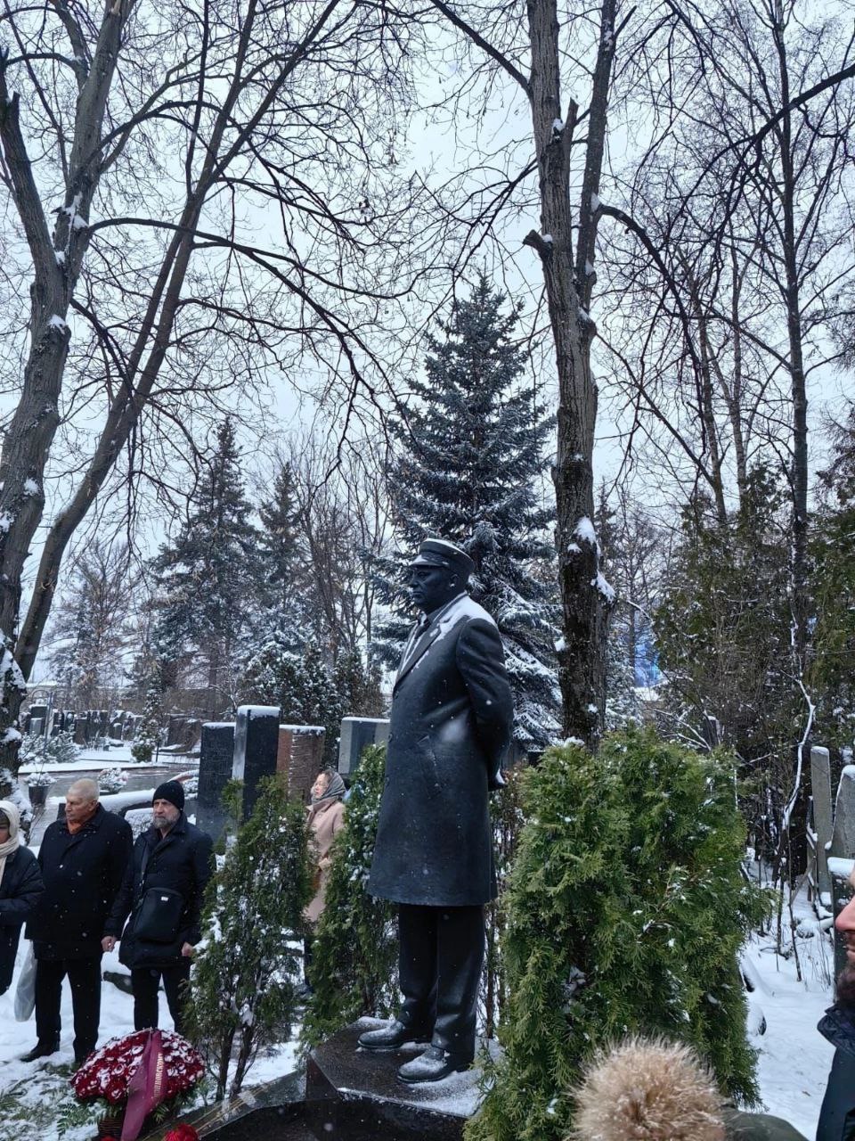 В третью годовщину со дня смерти Владимира Жириновского посетили могилу Основателя ЛДПР на Новодевичьем кладбище. Вместе с Председателем ЛДПР Леонидом Слуцким, депутатами, координаторами и сотрудниками ЛДПР из регионов России и теми, кто чтит память политика, возложили цветы к памятнику Владимира Жириновского. Несмотря на время, ЛДПР остается верна идеям Владимира Вольфовича и продолжает помогать жителям России и защищать русский мир! «ЛДПР продолжит курс Жириновского», ‒ подчеркнул Лидер ЛДПР Леонид Слуцкий.
