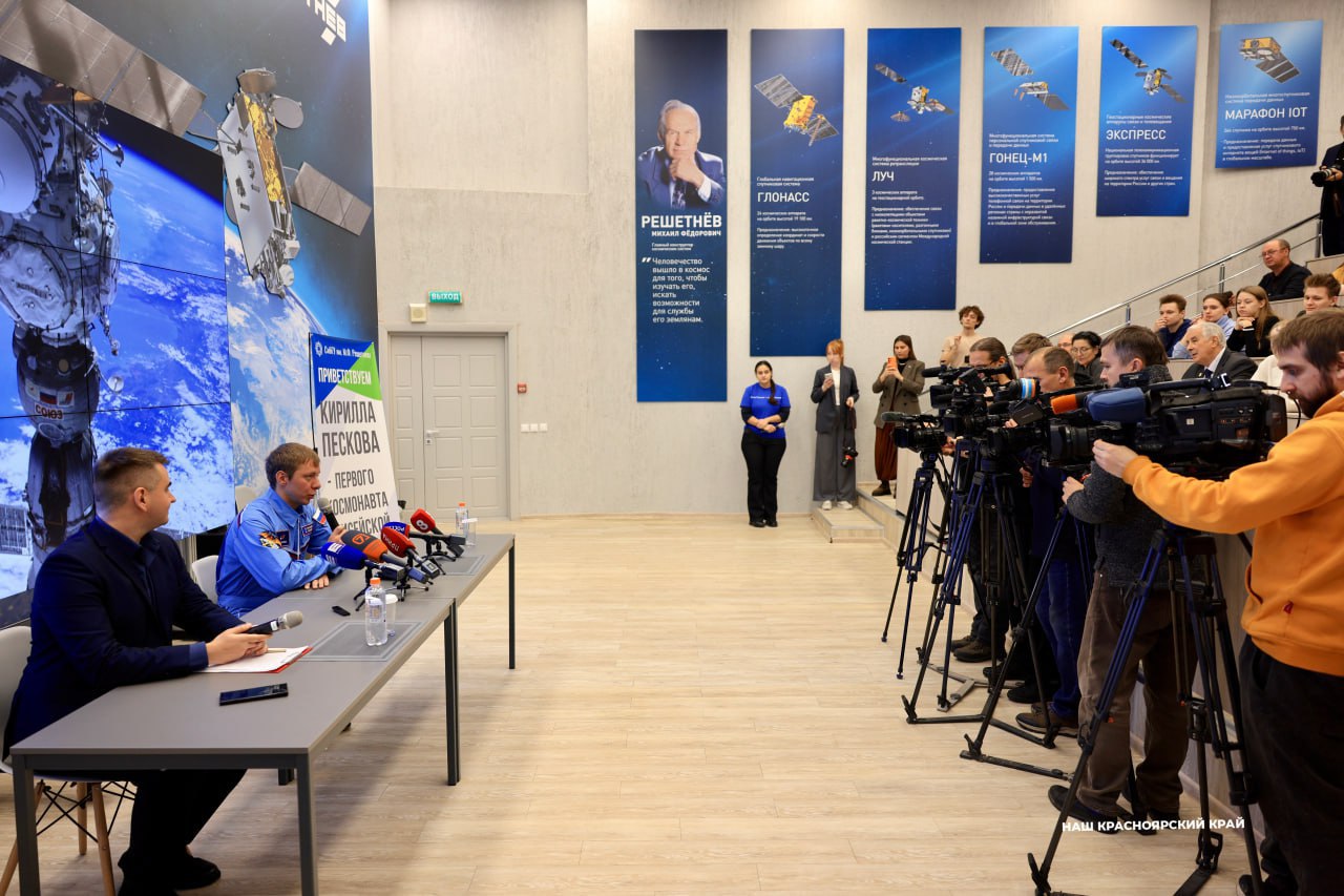 Флаг города Назарово побывавший в космосе Кирилл Песков передаст в местный музей Такое решение космонавт озвучил сегодня на встрече с красноярцами Первый космонавт из нашего региона на совместной пресс конференции издания Наш Красноярский край и Университета Решетнёва отвечал на различные вопросы Например когда будет возможен следующий полет в космос что будет с его группами в соцсетях и почему он назвал бронзового суслика Назаром Мне супруга поведала об этом суслике через нее уже переговорный процесс и происходил Сначала авторы идеи предлагали назвать на букву К Например Кирилл или что то подобное Говорю как то много чести Давайте на букву Н Тогда Назар Потому что в честь города Назарово где я вырос и школу окончил Сказали возможно поэтому теперь суслик Назар рассказал космонавт на пресс конференции в Красноярске Также Песков сообщил что с собой на МКС брал флаг родного города Назарово Сейчас космонавт привез его с собой и подарит музею