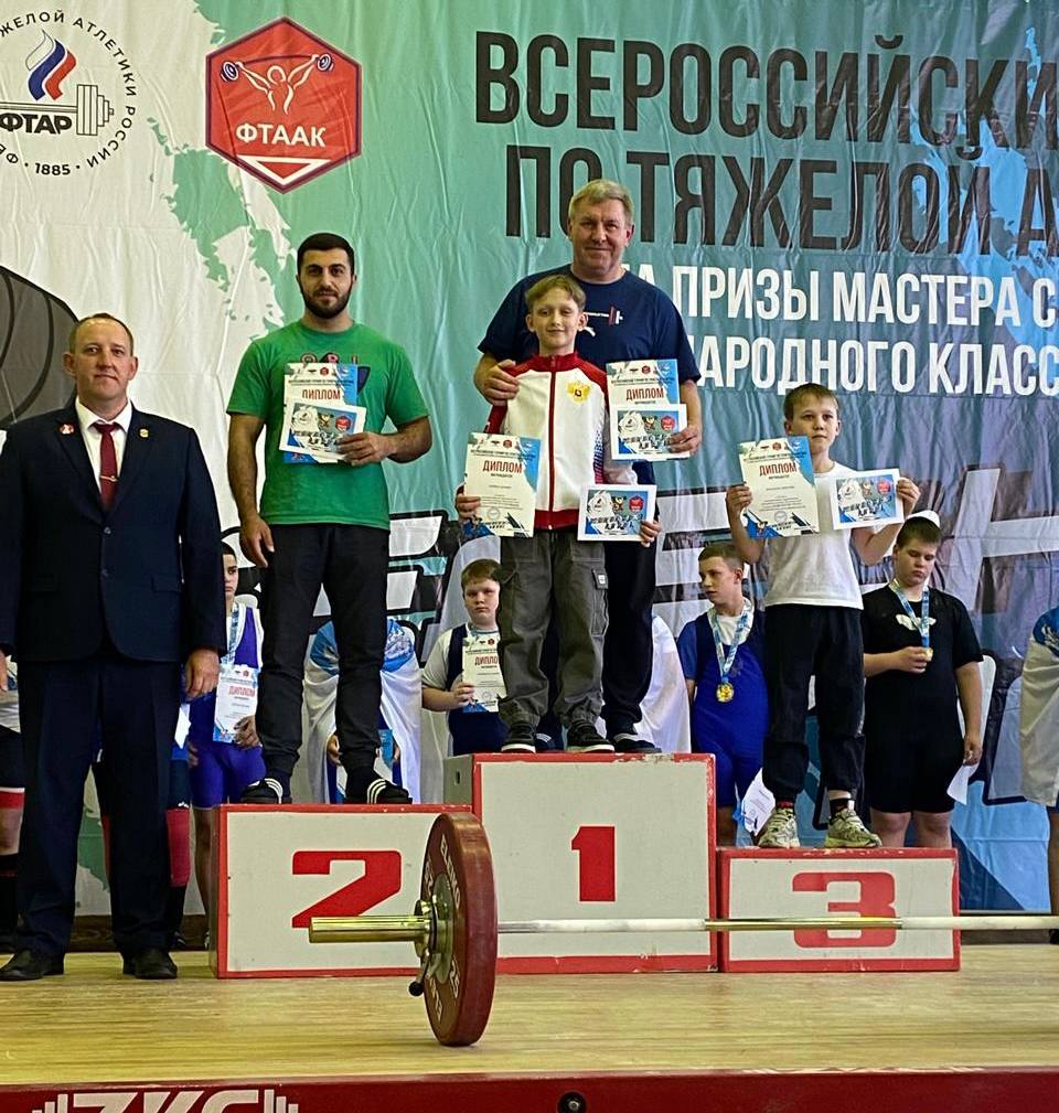 Сахалинские тяжелоатлеты выиграли 5 медалей на Всероссийских соревнованиях   Сахалинцы завоевали 3 золотых и 2 бронзовых медали на ежегодных Всероссийских соревнованиях по тяжелой атлетике на призы мастера спорта СССР международного класса Михаила Шуваева среди юношей, девушек 10-12 и 13-15 лет. Более 250 атлетов приняли участие в состязании в Барнауле.    Турнир входит в список самых престижных в России, где демонстрируют свое мастерство самые юные тяжелоатлеты. Сахалинскую команду представили 7 холмчан.    По итогам конкурентной борьбы:  Золотые медали выиграли:    Александра Ухарева в в/к до 31 кг  Ариана Шейко в в/к до 64 кг  Дамир Шейко в в/к до 33 кг    Дамир стал абсолютным победителем этих соревнований среди юношей 10-12 лет.   Бронза:   Полина Шитова в в/к до 49 кг  Даниил Чуканов в в/к 61 кг   С 16 по 22 июня Сахалин примет Первенство России по тяжелой атлетике среди юниоров и юниорок 15-23 лет. Честь области будут защищать четыре мастера спорта России - Полина Павлович, Вероника Мазалова, Сергей Девяшин и Глеб Отпущеников.