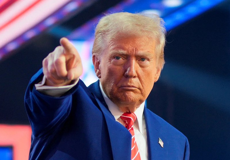 Дональд Трамп призвал отозвать лицензии на вещание у телеканалов ABC и NBC Президент США в своей публикации в Truth Social подчеркнул что на долю этих СМИ приходится до 97 предвзятых и негативных новостей о нём Если это так то они часть Демократической партии а значит Федеральная комиссия по связи должна отозвать у них лицензию Это угроза для настоящей демократии написал Трамп Глава Белого дома также заявил что телеканалы не платят миллионы долларов за использование эфирных часов ABC и NBC должны заплатить большие суммы за привилегию использовать самые ценные частоты подытожил Дональд Трамп Подпишись на Говорит Москва