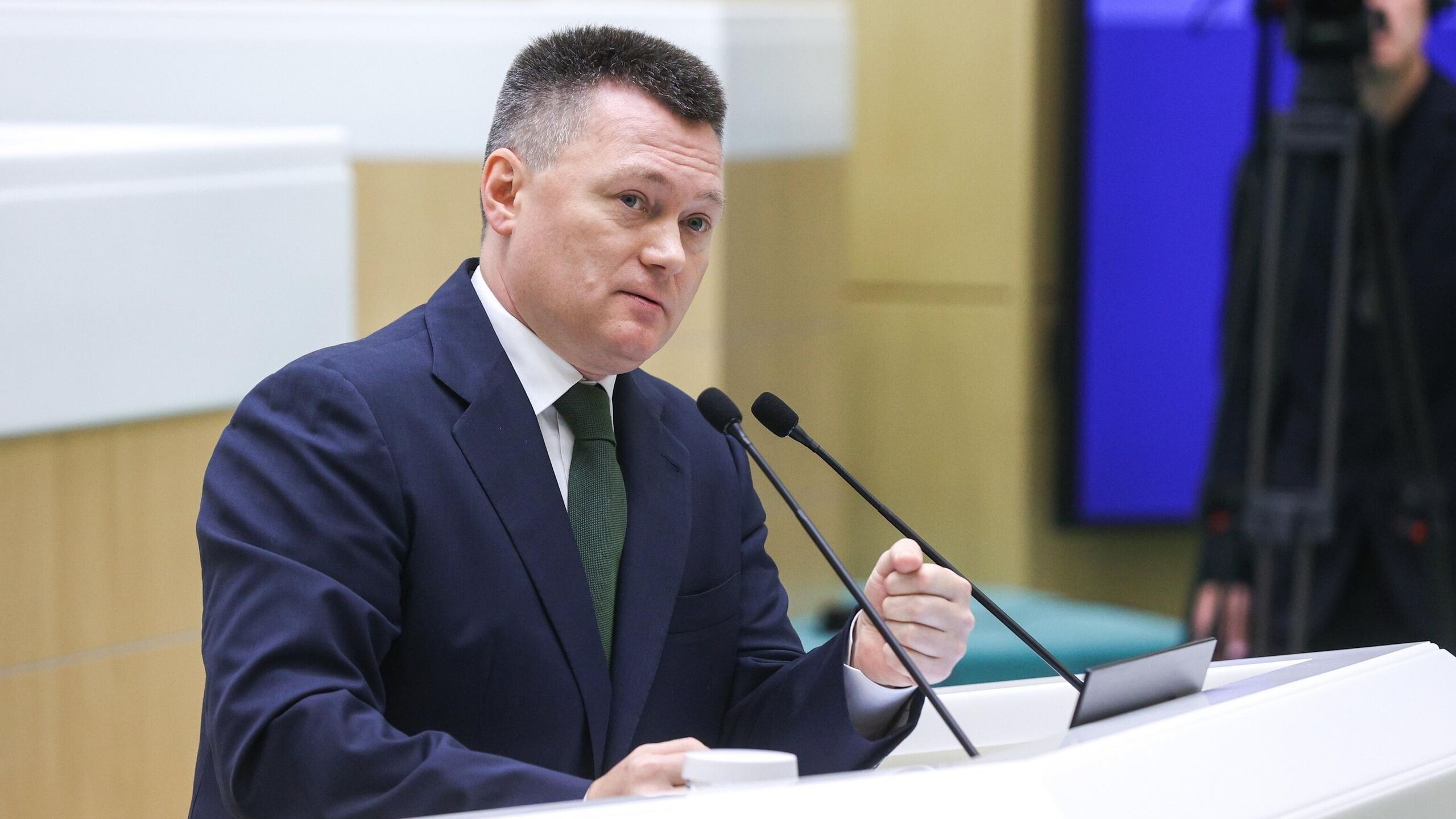 Председатель Верховного суда РФ Игорь Краснов на заседании Высшей квалификационной коллегии судей ВККС акцентировал внимание участников на сохранении единых подходов к правоприменению передает корреспондент РИА Новости Мы продолжаем реализацию взвешенной последовательной и долгосрочной политики формирования кадров в целях устойчивости судебной власти ее способности отвечать на современные вызовы и сохранять высокий уровень доверия со стороны нашего общества Особое значение имеет преемственность в кадровых решениях Обновление судейского корпуса должно безусловно сочетаться с сохранением профессиональных традиций и единых подходов к правоприменению сказал Краснов По словам главы Верховного суда именно такой баланс позволяет обеспечить стабильность судебной практики и ее предсказуемость