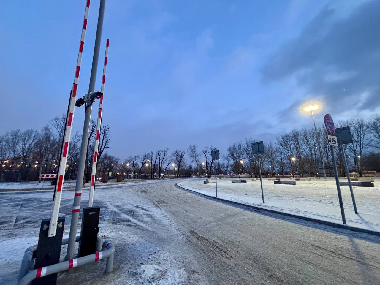 Устанавливаем шлагбаумы на западной парковке Как и обещали ранее устанавливаем шлагбаумы для ограничения въезда на парковку и исключения случаев дрифта Мера вынужденая и связана с регулярными жалобами красноярцев на шумные заезды автомобилей Запрет на въезд будет действовать с 23 00 до 06 00 а в дневное время система безопасности будет фиксировать гос номера автомобилей для взаимодействия с ГАИ Такая же система действует и на восточной парковке рассказал Михаил Ковтунов директор МАУ Татышев парк Напоминаем что малые парковки в восточной и западной части остаются открытыми