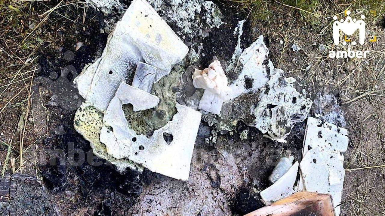 Фото с места взрыва около ДОБ, где пострадали подростки. Это все, что осталось от ящика, в котором лежал кислородный баллон. Предположительно, он относится к временам великой Отечественной.