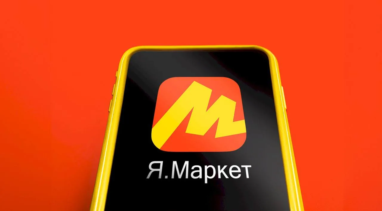 Яндекс Маркет обнуляет хранение сезонных товаров готовимся к ранним поставкам селлеров Маркетплейс объявил о запуске программы бесплатного хранения для продавцов С 1 мая селлеры смогут бесплатно держать на складах Маркета сезонный ассортимент Что это значит для ПВЗ Скорее всего мы увидим более раннюю и активную затарку складов селлерами что поможет облегчить работу в самый пик сезона Для пунктов это сигнал товары будут в наличии а значит поток выдач в сезон будет стабильным Сроки и категории С 1 мая по 31 июля товары для дачи сада спорта и походов С 1 июня по 31 августа школьные товары канцтовары ранцы пеналы и всё для творчества Бесплатное хранение касается и тех позиций которые уже лежат на складах В Яндексе поясняют что такая мера помогает продавцам заранее готовить ассортимент к пикам спроса не переплачивая за логистику Почему это важно Когда хранение бесплатное селлеры охотнее завозят товар большими партиями заранее Это снижает риски того что в разгар сезона например перед 1 сентября популярные позиции закончатся Для владельцев ПВЗ это плюс к стабильному обороту и меньшему количеству вопросов от покупателей почему нет в наличии Льгота уже включена в стоимость размещения так что для партнеров продавцов это чистая экономия на операционке Коллеги как думаете ощутим приток сезонки на пунктах пораньше в этом году Или селлеры всё равно будут тянуть до последнего pvznews