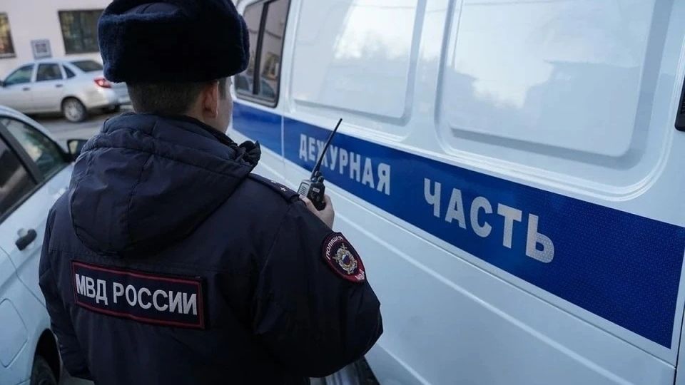 Полиция расследует случай травли школьника в Симферополе В Симферополе правоохранители начали проверку из за возможной травли ученика со стороны учителя в школе 24 Расследование было начато после того как в интернете появилось открытое сообщение от родителя ученика четвертого класса в котором говорилось о продолжительном психологическом давлении на подростка со стороны классного руководителя Также в нем говорилось что педагог настраивает против ребенка и родителей других учеников Инспекторами подразделений по делам несовершеннолетних проводятся мероприятия по установлению всех обстоятельств произошедшего По результатам проверки будет принято решение в порядке предусмотренном законодательством говорится в сообщении пресс службы МВД Крыма Фото МВД Крыма Tg Подробнее