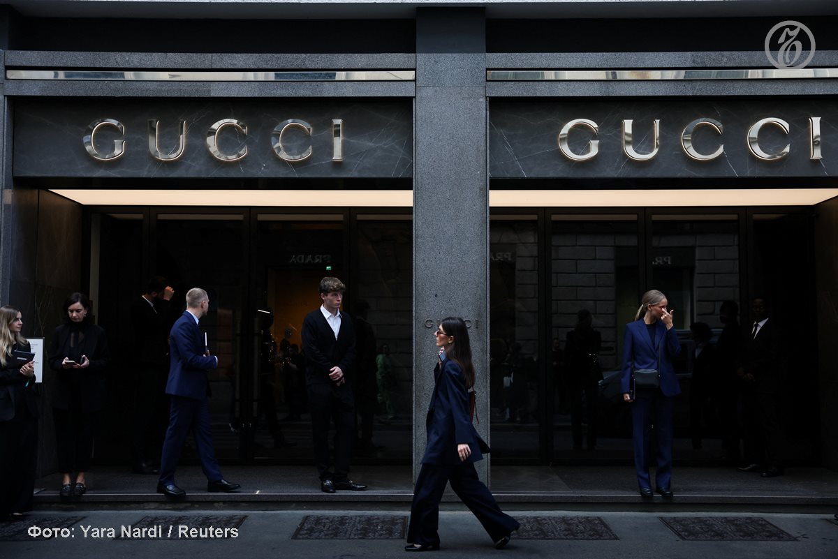 Бренды Gucci Chloe и Loewe получили многомиллионные штрафы за нарушение европейских законов о конкуренции Самый большой штраф Еврокомиссия наложила на Gucci 119 7 млн У Chloe и Loewe штрафы почти одинаковые 19 6 млн и 18 млн соответственно Еврокомиссия установила что компании вводили ряд ограничений для ритейлеров Например запрещали продавать конкретные товары онлайн или настаивали на том чтобы цены и скидки были такие же как в их собственных магазинах Еврокомиссия пришла к выводу что Gucci Chloe и Loewe вмешивались в коммерческую стратегию работающих с ними продавцов при этом те практически всегда им подчинялись При вынесении штрафов Еврокомиссия учла сотрудничество брендов с расследованием Подписывайтесь на Ъ Оставляйте бусты