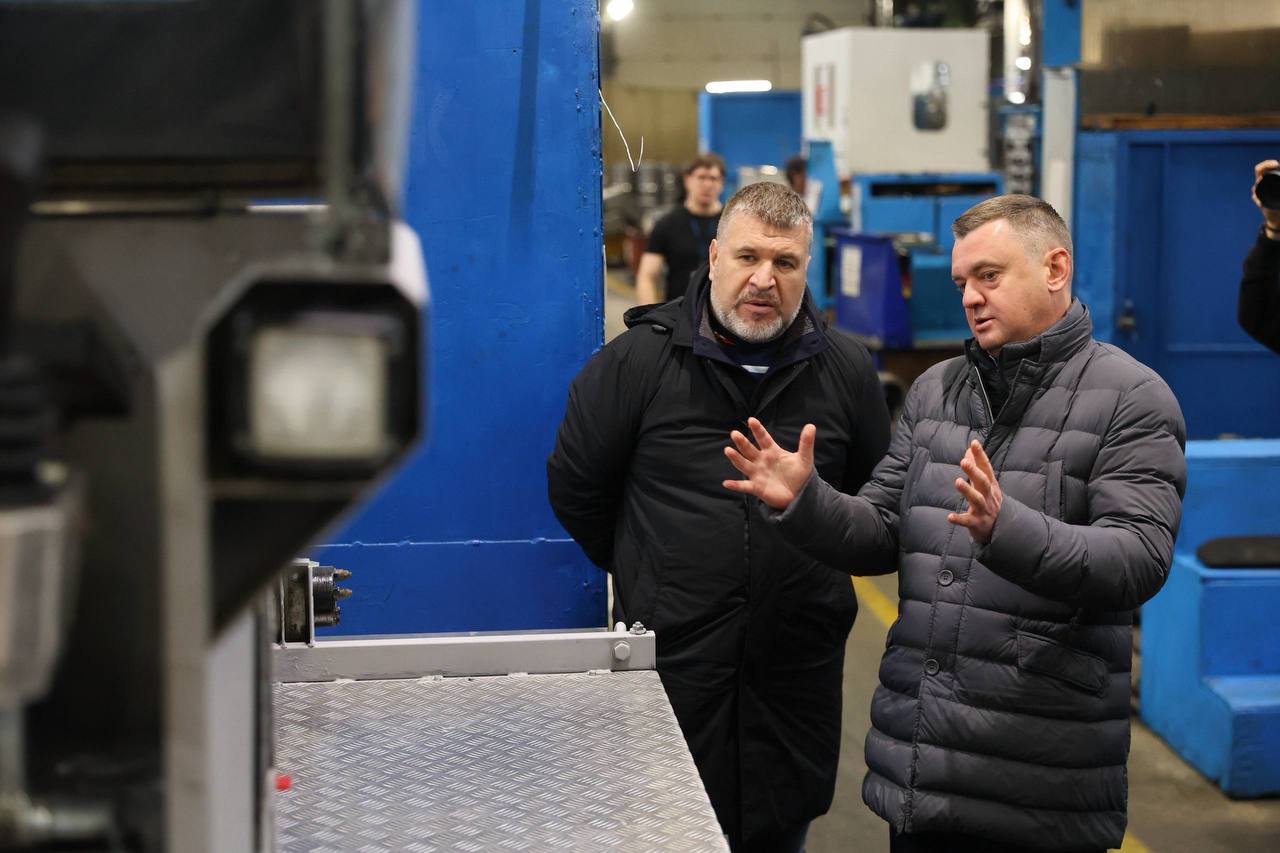 Понедельник начал с посещения Кингисеппского машиностроительного завода где ознакомился с ледорезной амфибийной машиной Она предназначена для работы в сложных труднодоступных местах и может выполнять задачи как на суше так и на воде Техника разработана с учетом требований МЧС Санкт Петербурга Машина оборудована гидравлической ледорезной установкой что позволяет ей эффективно вскрывать лед прорезать каналы и устанавливать боновые заграждения В будущем она будет оснащена оборудованием для очистки водоемов от нефтепродуктов и выполнения других экологических задач Сейчас машина проходит тестирование и после образования льда на Неве пройдут ее окончательные испытания В конце прошлого года КМЗ получил субсидию на возмещение затрат связанных с проведением НИОКР для создания этого опытного образца Это пример того как город поддерживает высокотехнологичные предприятия Наш Фонд развития промышленности также предоставляет компаниям льготные займы на приобретение оборудования связанного с проведением НИОКР Такие меры поддержки помогают им внедрять новые технологии и развивать инновационные продукты СделановПетербурге