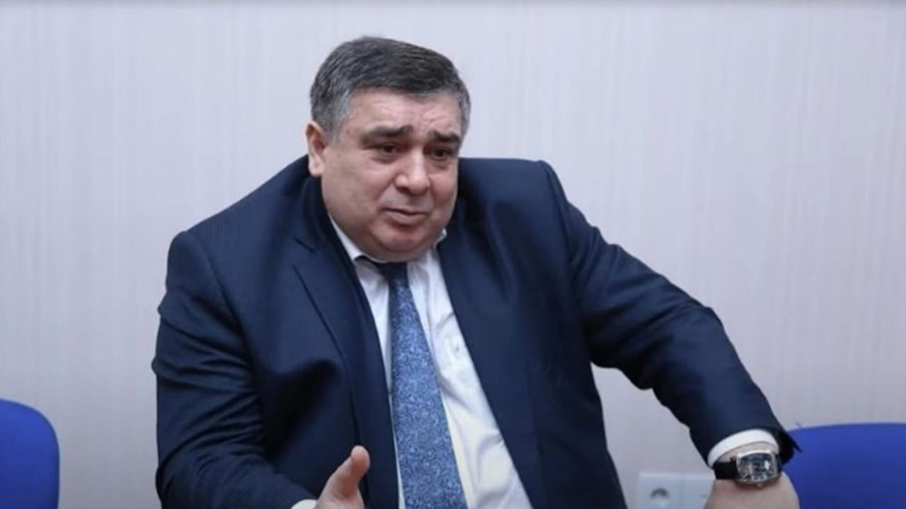 Экс глава диаспоры Азербайджана виновен вердикт присяжных Присяжные вынесли обвинительный вердикт бывшему главе диаспоры Шахину Шихлинскому по делу об убийстве бизнесмена Юниса Пашаева и покушении на Фехруза Ширинова Теперь суд определит на какой срок отправить его в колонию Виновными также признали предполагаемых сообщников Шихлинского братьев Акифа Аяза Бакира Камала Мазахира Сафаровых и Шуджаяддина Раджабова Они обвиняются в серии убийств и покушений совершённых с 2001 по 2011 годы в Свердловской области Мотивом называют передел влияния и борьбу за лидерство внутри диаспоры Всем фигурантам грозят серьёзные сроки Эпизод 2011 года связанный с убийством владельца екатеринбургской овощебазы Икрама Гаджиева был выделен в самостоятельное производство ещё до передачи основного дела в суд Также скоро начнётся процесс над сыном бывшего лидера Мутвалы Шихлинского которого будут судить за наезд на сотрудника Росгвардии при задержании Дело азербайджанской ОПГ в Екатеринбурге urallive