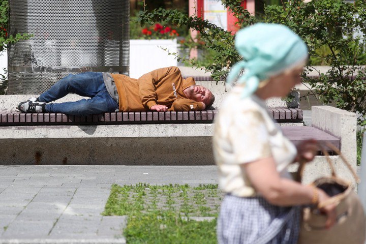 Общественники призвали сажать алкоголиков в тюрьму на полгода и заставлять их оплачивать свое лечение Отправлять заядлых алкоголиков в тюрьму предложил создатель патриотического движения Армия трезвости Павел Болоянгов в беседе с Абзацем По словам эксперта при первых двух попаданиях на лечение после запоя пациент будет обязан самостоятельно закрыть счета Третий срыв может обернуться для злостного алкоголика тюрьмой на срок до полугода Чтобы алкоголиков лечили не за счет государства а полученную помощь они сами потом отрабатывали После этого им лечебный суд выписать чтобы люди понимали что должны лечить зависимости принудительно После второго раза человека уже не выпускаем а сразу отправляем в места заключения на полгода чтобы он там рукавицы шил копал пилил строгал предложил спикер Подпишитесь на Абзац Добавьте Абзац в ленту Дзена