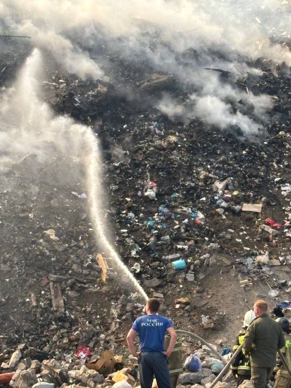 Огонь на Александровском полигоне ТБО потушили, но сохраняется сильное задымление. Клубы дыма могут выделяться ещё несколько дней, что обусловлено спецификой продуктов горения. Специалисты остаются на месте и будут вести круглосуточный мониторинг, сообщила Яна Пащенко. Прислать новость Подписаться