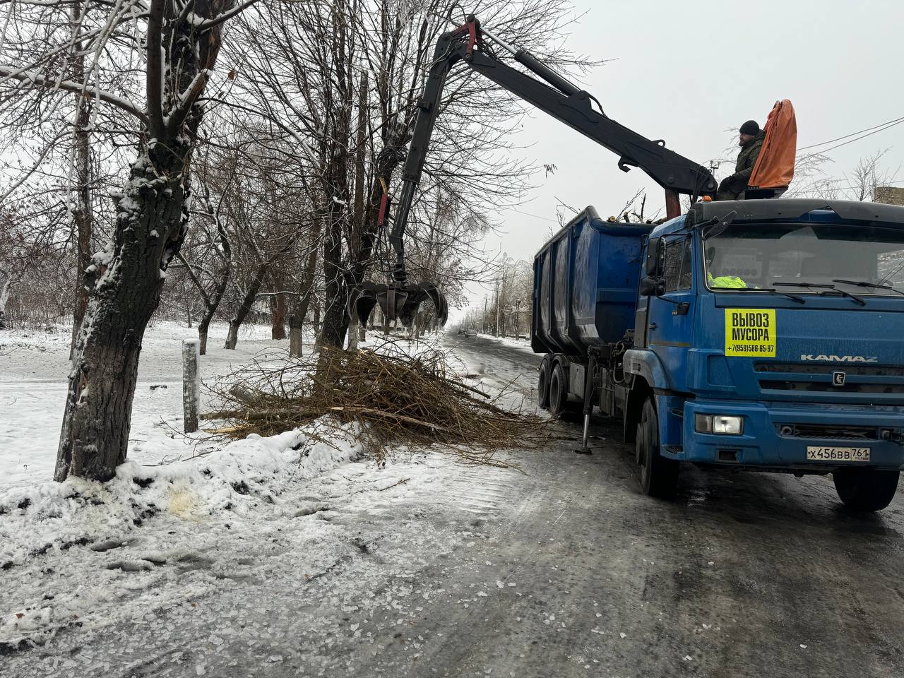 10 декабря 2024 года подрядной организацией выполнялись работы по уборке и вывозу обрезанных веток аварийных деревьев возле жилых домов в пгт Кленовый.     «На минувшей неделе проводились работы по устранению трех деревьев, которые представляли опасность для жителей, а также которые произрастали вблизи линий электроснабжения. Сегодня подрядная организация приступила к уборке и вывозу обрезанных веток»,- рассказала начальник отдела жизнеобеспечения пгт Кленовый».     Выполнение данных работ поможет предотвратить возможные несчастные случаи и обеспечить безопасность окружающих.