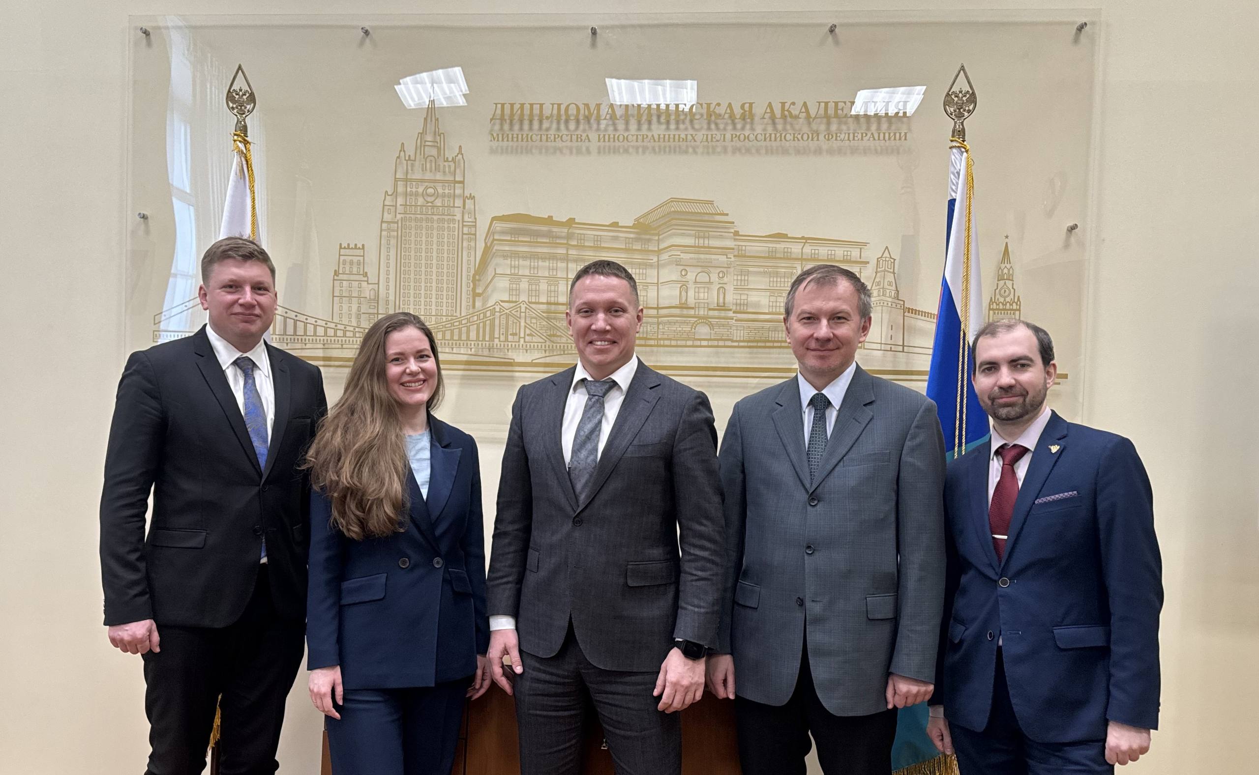 Сборная команда МИД России и Дипломатической академии МИД России примет участие во всероссийском конкурсе управленцев Лидеры России Первый проректор П Б Уксусников возглавил сборную команду Министерства иностранных дел и Дипломатической академии МИД России которая примет участие во всероссийском конкурсе управленцев Лидеры России и будет бороться за звание лучшего управленческого коллектива страны   Со стороны МИД России в состав вошли Л И Ромадан И А Алексеев Н Ю Дмитриев и А А Захаров Лидеры России флагманский проект Президентской платформы Россия страна возможностей который проводится с 2017 года по распоряжению В В Путина Шестой по счету сезон впервые пройдет в командном формате где примут участие сильнейшие управленческие коллективы Накануне участники приступили к подготовке В Дипломатической академии МИД России прошла первая установочная встреча на ней обсудили стратегию участия и уже приступили к реализации Первый этап проекта стартует уже на следующей неделе а итоги подведут в июне Желаем коллегам безоговорочной победы ДА Новости DipacademyMID Подписаться на MAX