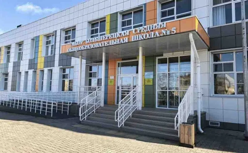 Одна из лучших школ Дальнего Востока работает в селе на Камчатке В небольшом селе Кавалерское в Усть Большерецком округе появилась школа которая изменила не только подход к обучению но и жизнь местных жителей Сегодня она по праву считается одной из лучших сельских школ Дальнего Востока рассказали ИА Камчатское время в пресс службе краевого правительства Новое здание для школы построили в декабре 2023 года в рамках нацпроекта Образование который реализуется по поручению Президента В ней всё устроили так чтобы учиться было удобно и интересно Занятия проходят в одну смену а классы оснащены современным оборудованием В профильных кабинетах ученики изучают физику химию и биологию осваивают робототехнику печатают детали на 3D принтерах и даже управляют дронами За два года работы обновлённая школа стала настоящим центром притяжения для всего села В её спортивном зале тренируются не только школьники но и взрослые жители села Здесь проходят соревнования и общественные мероприятия на которые съезжаются команды со всего округа Старый зал был маленьким и на соревнованиях приходилось заново привыкать к площадкам Сейчас же мы чувствуем себя уверенно как дома рассказала ученица школы Екатерина Понамарева Местные жители отмечают что с открытием нового здания школы у детей стало больше возможностей для самореализации Как сказала жительница Усть Большерецкого округа Виктория Понамарева сюда хочется приходить здесь комфортно учиться и проводить время Просторные кабинеты большие столовые продуманные рекреации в школе нет ни одного пустого пространства каждое наполнено смыслом и жизнью Дети получают качественную подготовку и активно участвуют в школьной жизни добавила она Село Кавалерское находится на территории Усть Большерецкого округа в 195 км от краевого центра По данным последней переписи в нём проживает 550 человек