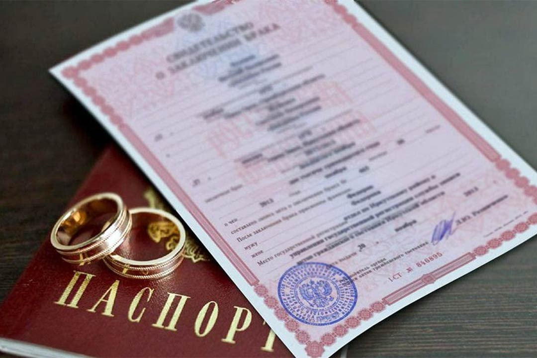 На Госуслугах внедрят сервис комплексной замены документов при браке и разводе Комплексное заявление можно будет подать на замену водительских прав загранпаспорта и ряда других документов сразу говорится в заявлении замглавы Минцифры Сергея Цветкова На данный момент на Госуслугах уже ведется разработка так называемой жизненной ситуации специализированного сервиса объединяющего различные государственные услуги и справки по определенной тематике Этот сервис получил название Замена документов в том числе при замужестве и разводе Замминистра уточнил что как раз в рамках реализации этой жизненной ситуации и будет создан функционал для подачи комплексного заявления Подписаться на truekpru Читать нас в MAX