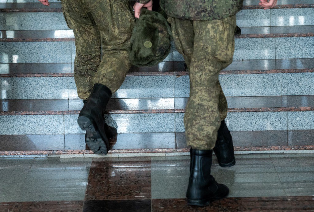 Закон о несообщении в военкомат о смене места жительства призывников будет изменен Комитет по обороне Госдумы РФ одобрил новый порядок для молодых людей призывного возраста которые переехали на другое место жительства Ранее группа депутатов Госдумы предложила уточнить меры наказания за несообщение о переезде в военкомат Председатель комитета по обороне Андрей Картаполов отметил что в законопроекте предполагается исключить положение о назначении штрафов только в период призыва ТАСС сообщил что комитет Госдумы сейчас принял новый порядок назначения штрафов за несообщение о переезде в военкомат Законопроект предлагает отменить норму согласно которой административная ответственность может возникать лишь во время призывной кампании В текущий осенний призыв из Челябинской области будут призваны 2 9 тысячи молодых людей как сообщил военный комиссар региона Андрей Максуров Призывная кампания пройдет в обычном режиме и не будет связана с проведением специальной военной операции eugenejut