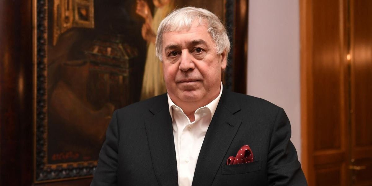 Где прошел Гуцериев: активы, связанные с олигархом, терпят убытки Обрушилась прибыль ряда компаний, которые сейчас или в прошлом были связаны с олигархом Михаилом Гуцериевым. В частности, согласно финансовому отчету «Русснефти», чистая прибыль структуры за первое полугодие 2023 года сократилась сразу в 11 раз, и составила 2,9 млрд рублей. Выручка упала почти вдвое. В отчетном периоде «Русснефть» также получила операционный убыток в 786 млн рублей против 37,755 млрд рублей прибыли за январь - июнь 2022 года. При этом сам Михаил Гуцериев с лета 2021 года не входит в число лиц, контролирующих компанию. Такое решение принял совет директоров структуры на основе анализа меморандумов независимых юридических консультантов. Все дело оказалось в санкционных рисках. Тем не менее, Гуцериев все еще может оставаться скрытым бенефициаром структуры. Олег Москва