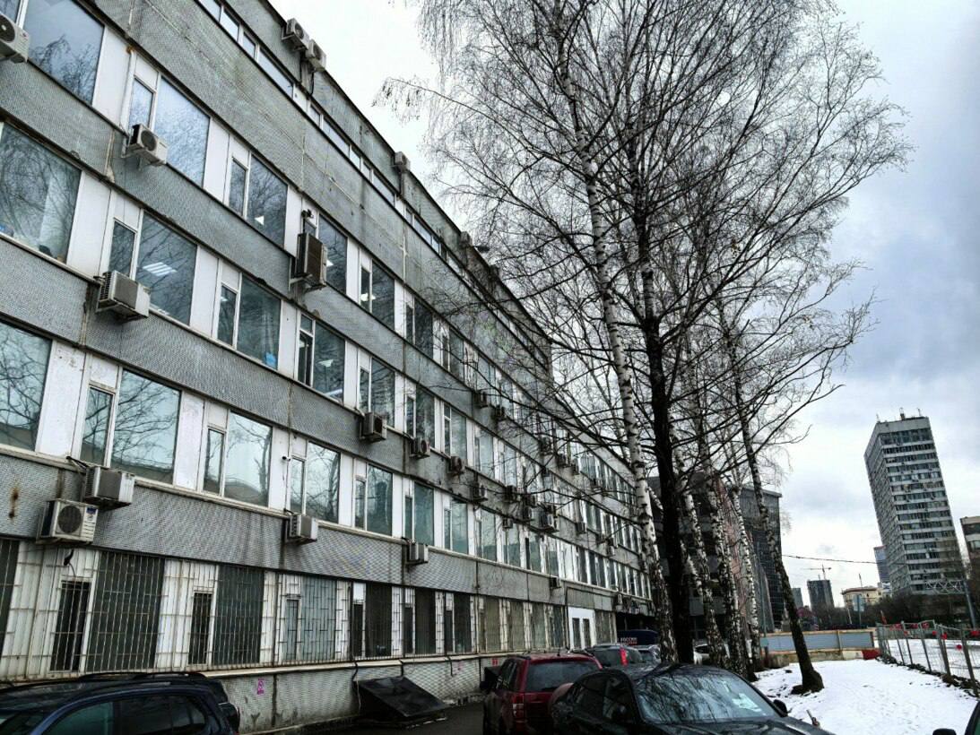 Вот такой офисно-складской комплекс продается на Складочной улице в Марьиной Роще. Общая площадь строений — 13 500 кв.м, стартовая цена — 966,7 млн руб. Торги в начале июля. Объект может быть интересен девелоперам для реализации жилого проекта, считает заместитель генерального директора Российского аукционного дома Григорий Начинкин. По его словам, его плюсом сейчас является и то, что он в данный момент генерирует арендный поток, что положительно скажется на экономике лота на период проектирования и согласования строительства. Однако сама территория попадает в зону Останкинской телебашни, что ограничивает число потенциальных претендентов, рассуждает эксперт. Эту мысль подтверждает и тот факт, что ранее данный актив выставляли за 1,02 млрд руб. и желающих приобрести его не нашлось. Посмотрим, что будет в этот раз.