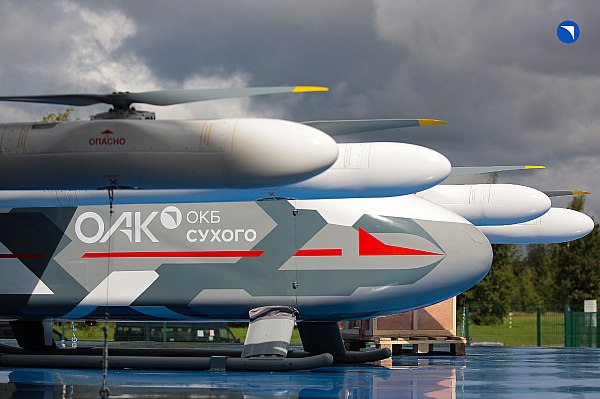 ОАК планирует начать серийное производство беспилотника C-76 в 2028 году Первый полет опытного образца беспилотной транспортной системы внеаэродромного базирования БТС-ВАБ с самолетом вертикального взлета и посадки C-76 планируется в конце 2026 года, серийное производство дрона ожидается в 2028 году, заявил главный конструктор беспилотника "ОКБ Сухого" Объединенной авиастроительной корпорации Евгений Рубцов. Об этом сообщает ТАСС. "Если мы говорим про планы на ближайший год, это поднять уже первый опытный образец в том облике, в котором он будет проходить сертификацию. Ближе к концу 2026 года мы должны увидеть уже полеты первого опытного образца Продукт в середине 2028 года должен выйти на рынок и стать доступным широкому кругу потребителей", – сказал он. aviaru.net/n283564