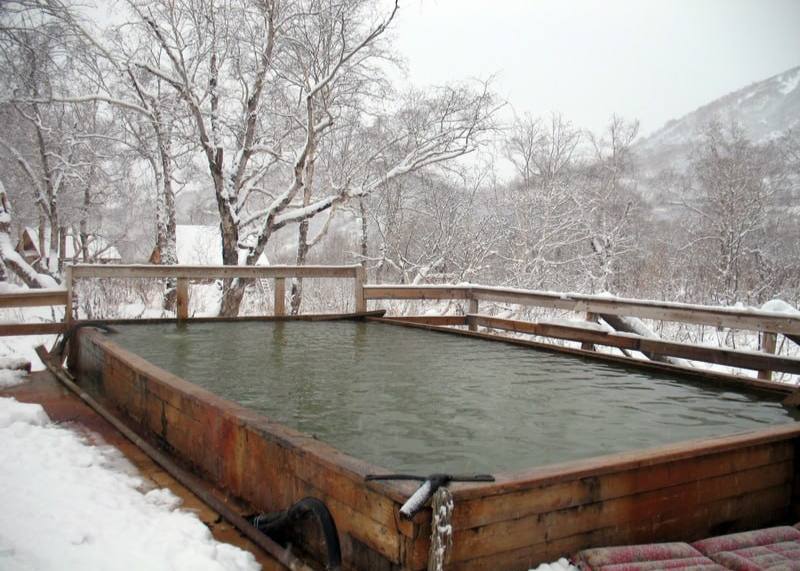 Группу из 5 взрослых и 3 детей разыскивают на Камчатке после исчезновения у Пущинских горячих источников Сигнал о пропаже поступил в службу 112 вчера поздно вечером туристы не вернулись в назначенное время и перестали выходить на связь Из за сильного снегопада и сложных погодных условий знакомые не смогли добраться до предполагаемого места их нахождения По словам Министра по чрезвычайным ситуациям Камчатского края на поиски выдвинулись сотрудники полиции и спасатели которым предстоит обследовать район в 20 километрах от поселка Пущино   Подпишись на kpdvru Мы в MAX