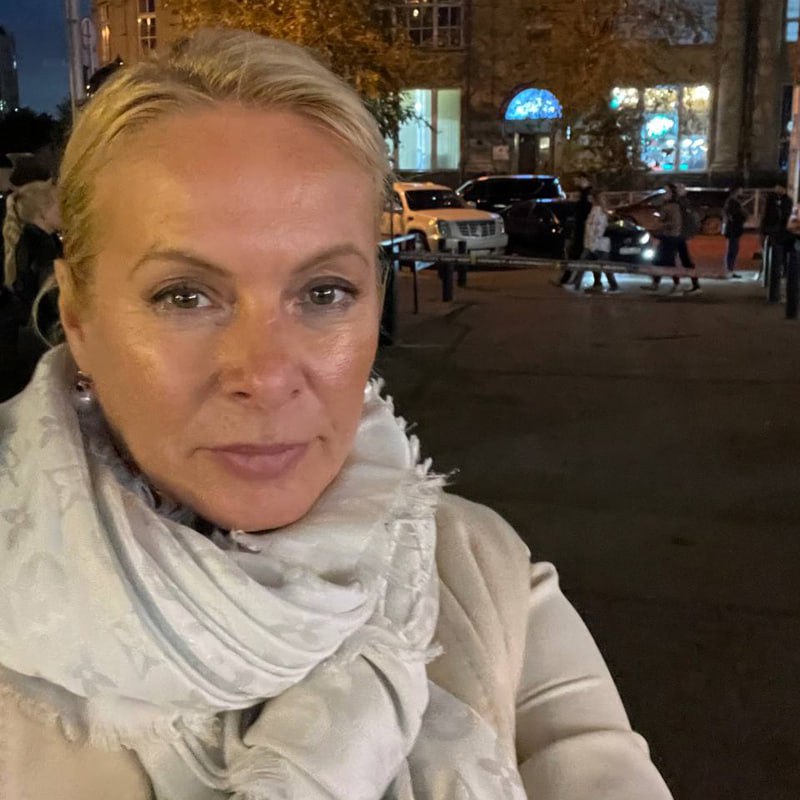 Анна Терешкова официально возглавила новосибирскую филармонию  Бывшая вице-мэр Новосибирска, экс-глава местного штаба Михаила Прохорова на выборах президента РФ Анна Терешкова официально представлена в должности директора областной филармонии. О её предстоящем назначении источники «Сибирского экспресса» говорили ещё в конце октября.  «Я воспринимаю это назначение как свою миссию: сделать так, чтобы наша филармония, и сейчас первая в нашей стране, всегда подтверждала что она еще и лучшая! Что у нас лучшие, в том числе и оркестры, и коллективы», — прокомментировала решение Терешкова сайту НГС.  До Терешковой обязанности директора исполняла экс-глава театра «Глобус» Елена Алябьева.  Анна Терешкова родилась в 1969 году. Она замужем за известным бизнесменом, экс-депутатом заксобрания Дмитрием Терешковым.  С 2001 по 2010 год Терешкова руководила арт-галереей «Старый город», в 2011-м возглавляла новосибирское отделение «Правого дела». В 2012 году руководила штабом кандидата в президенты Михаила Прохорова, а затем — реготделением «Гражданской платформы». Одновременно она возглавляла сибирский филиал государственного «Центра современного искусства».  В 2014 году на выборах мэра Новосибирска Терешкова поддержала оппозиционную коалицию вокруг депутата Госдумы Анатолия Локтя  КПРФ . Он победил единоросса, а Терешкову назначил главой департамента культуры мэрии. Позже получила статус вице-мэра.  В конце 2023 года Локоть подал в отставку, а мэром с подачи губернатора-единоросса Андрея Травникова назначили Максима Кудрявцева. Выборы главы отменили ещё раньше.  Анна Терешкова подала отставку в мае 2024-го. В администрации она отработала около 10 лет и была, пожалуй, наиболее ярким ее представителем.  Подписаться  Прислать новость  Помочь бустами