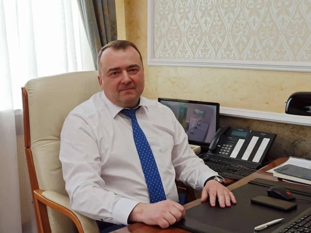 У семьи экс руководителя управления дорожного хозяйства Оренбургской области могут изъять квартиры и машины на 300 миллионов рублей Речь о Дмитрии Сербине Он также известен и как бывший заместитель генерального директора Оренбургремдорстроя организации замешанной в крупном коррупционном скандале Читать подробнее До 2022 года Дмитрий Сербин занимал пост заместителя гендиректора по экономике и финансам компании Оренбургремдорстрой Затем он перешел в ГУДХОО на должность руководителя сменив ушедшего на пенсию Дмитрия Хусида В 2024 году из за плохого состояния дорог в регионе Дмитрий Сербин лишится должности Такое решение принял губернатор Денис Паслер из за жалоб жителей региона В чем обвиняют Дмитрия Сербина По данным прокуратуры Оренбургской области за два года с 2022 по 2024 Дмитрий Сербин и его близкие родственники обзавелись внушительным набором имущества в Москве тремя дорогими квартирами четырьмя парковочными местами и тремя автомобилями Были и другие крупные финансовые сделки Общая стоимость покупок превысила 298 миллионов рублей При этом официальных доходов семьи на такие траты явно не хватало Прокуратура направила в суд исковое заявление об обращении в доход государства указанного имущества Оно на рассмотрении В апреле 2025 года Дмитрий Сербин был задержан в аэропорту Оренбурга по подозрению в коррупционном преступлении В июле из СИЗО его отпустили под домашний арест Тогда же под домашний арест был переведен еще один фигурант уголовного дела директор компании Правовой партнер Павел Скляренко Оба обвиняются в коррупционных преступлениях Сербин по статье о получении взятки в особо крупном размере ч 6 ст 290 УК РФ Скляренко по статье о даче взятки ч 5 ст 291 УК РФ Урал56 Ру в MAX