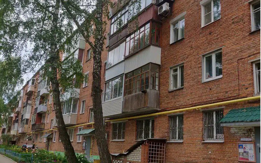 Женщина выпала из окна третьего этажа на улице Октябрьской, 3 в Сергиевом Посаде. Пострадавшей 30 лет, с травмами различной степени тяжести она была доставлена в районную больницу Сергиева Посада. Случилось всё вчера в 15.56.