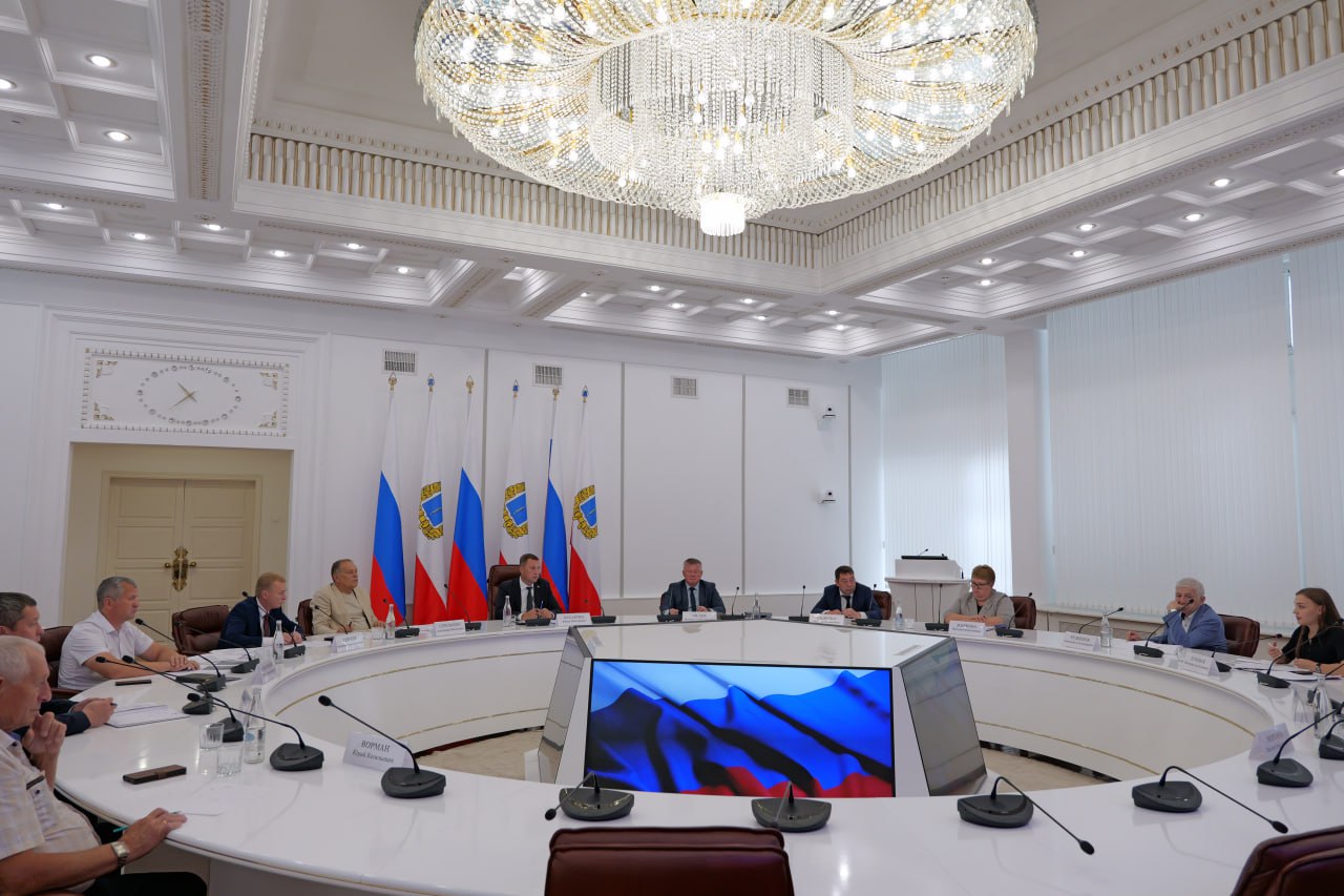 На трамвайном маршруте №3 не хватает рабочих и техники Сегодня в правительстве Саратовской области обсудили реконструкцию трамвайных маршрутов №№ 3, 6 и 8. Для работ на "тройке" не в полной мере привлекаются дополнительные силы. Представители компании "СП ТрансТоннельСтрой" обещали увеличить число работников и техники в начале августа, чтобы успеть в срок. На маршрутах №6 и №8 продолжается поставка и укладка межрельсовых плит. Ведется наладка автоматического переключения стрелочных переводов. Подрядчик подтверждает завершение всех работ в срок, большая часть которых проходит ночью, чтобы не нарушать график движения трамваев. Прислать новость