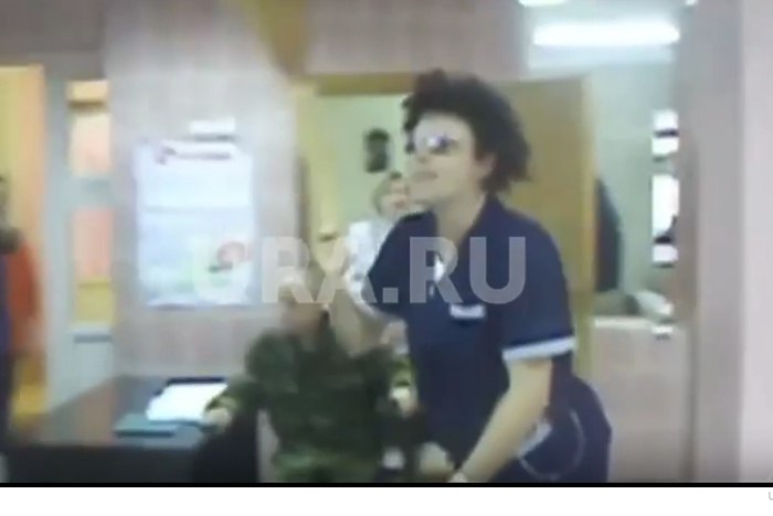 В ХМАО со скандалом отовсюду уволили депутата который ранее переодевался женщиной В городе Пыть Ях ХМАО Югра со скандалом уволили с должности лишили депутатского мандата и выгнали из партии Единая Россия директора МАОУ КСОШ ДС комплекса из средней образовательной школы и детского сада Константина Данилова сообщает URA RU По данным источников URA RU весь этот комплекс мер стал результатом внезапно проведенной в МАОУ проверки Шокированные ревизоры увидели антисанитарию и разруху Единственным местом которого это не коснулось оказался кабинет Данилова возмутился инсайдер агентства Другой источник отметил что после жесткой беседы с руководством города Данилов написал сразу три заявления о добровольном уходе с должности по собственному желанию сложении полномочий депутата городской думы Пыть Яха и выходе из ЕР Школу он возглавлял с 2017 года а в думе провел почти два созыва пишет агентство uralweb ru