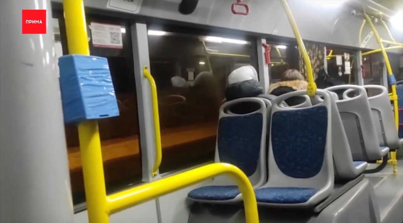 Отсутствие мобильного интернета не освобождает от обязанности платить за проезд заявили в транспортном предприятии Казани Хотя там и заметили что главной фразой безбилетников на этой неделе стало Нет мобильного интернета За три дня ее произнесли 15 человек каждому из которых предстоит оплатить штраф в 2 5 тысячи рублей А в Красноярске валидаторы вообще заклеили изолентой Но не потому что из за отсутствия мобильного интернета они бесполезны Кондуктор автобуса 31 сообщила пассажирам что она просто не успевает следить кто оплатил проезд