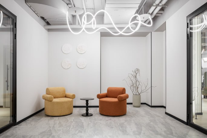 Крупная IT компания арендовала 4 388 тыс кв м в ASPACE Новослободская Крупная IT компания арендовала 567 рабочих мест 4 388 тыс кв м в ASPACE Новослободская Это крупнейшая сделка сети за год На согласование условий сделки и подписание контракта потребовалось более полугода В процессе условия договора и запросы арендатора корректировались ASPACE Новослободская готовый сервисный офис реализованный в рамках классической концепции от 25 до 100 рабочих мест с возможностью объединения в более крупные блоки Каждый офис оборудован индивидуальной кухней а на первом этаже бизнес центра функционирует кофейня На некоторых этажах предусмотрены балконы и террасы офисы