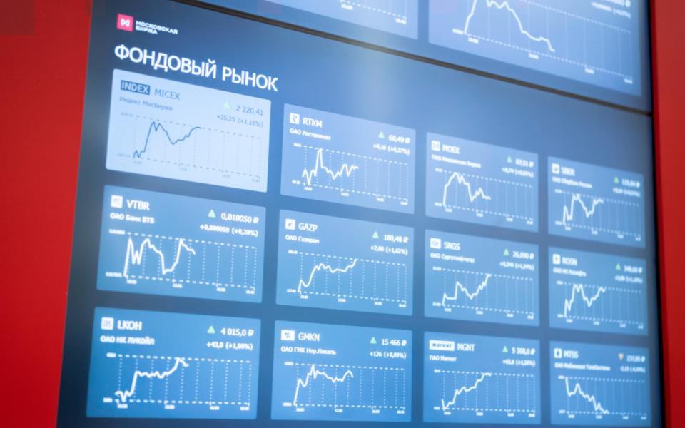Индекс Мосбиржи в 2025 году упал на 4 04 до 2766 62 пункта Это второй год подряд когда основной рублевый бенчмарк демонстрирует снижение Так по итогам 2024 го индикатор упал на 6 97 до 2883 04 пункта Такой ситуации на рынке не было с 1997 1998 годов Долларовый индекс РТС по итогам 2025 года вырос на 24 73 до 1114 13 пункта что во многом было обеспечено укреплением рубля к доллару более чем на 20 На протяжении года на рынок давила высокая ключевая ставка также он был подвержен высокой волатильности на фоне геополитики На 2026 год российские аналитики закладывают рост индекса Мосбиржи вплоть до 3800 пунктов jkinvest news jkinvest