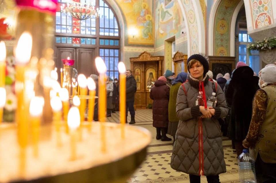 В Оренбурге на Крещение состоятся праздничные богослужения    В субботу, 18 января, в 8:00, владыка Петр совершит богослужения Крещенского сочельника в Никольском кафедральном соборе. В 17:00 назначено всенощное бдение двунадесятого праздника Богоявления. Оно пройдет также в Никольском кафедральном соборе.   В воскресенье, 19 января, в 7:00, проведут Божественную литургию и освятят воду в Никольском кафедральном соборе.   На следующей неделе, в субботу, 25 января, в 09:00, состоятся литургия в храме святой мученицы Татианы и праздничный молебен.   В воскресенье, 26 января, в 9:00, назначена Божественная литургия в Свято-Троицкой Симеоновой Обители Милосердия в поселке Саракташ.  Могут быть внесены изменения и дополнения.