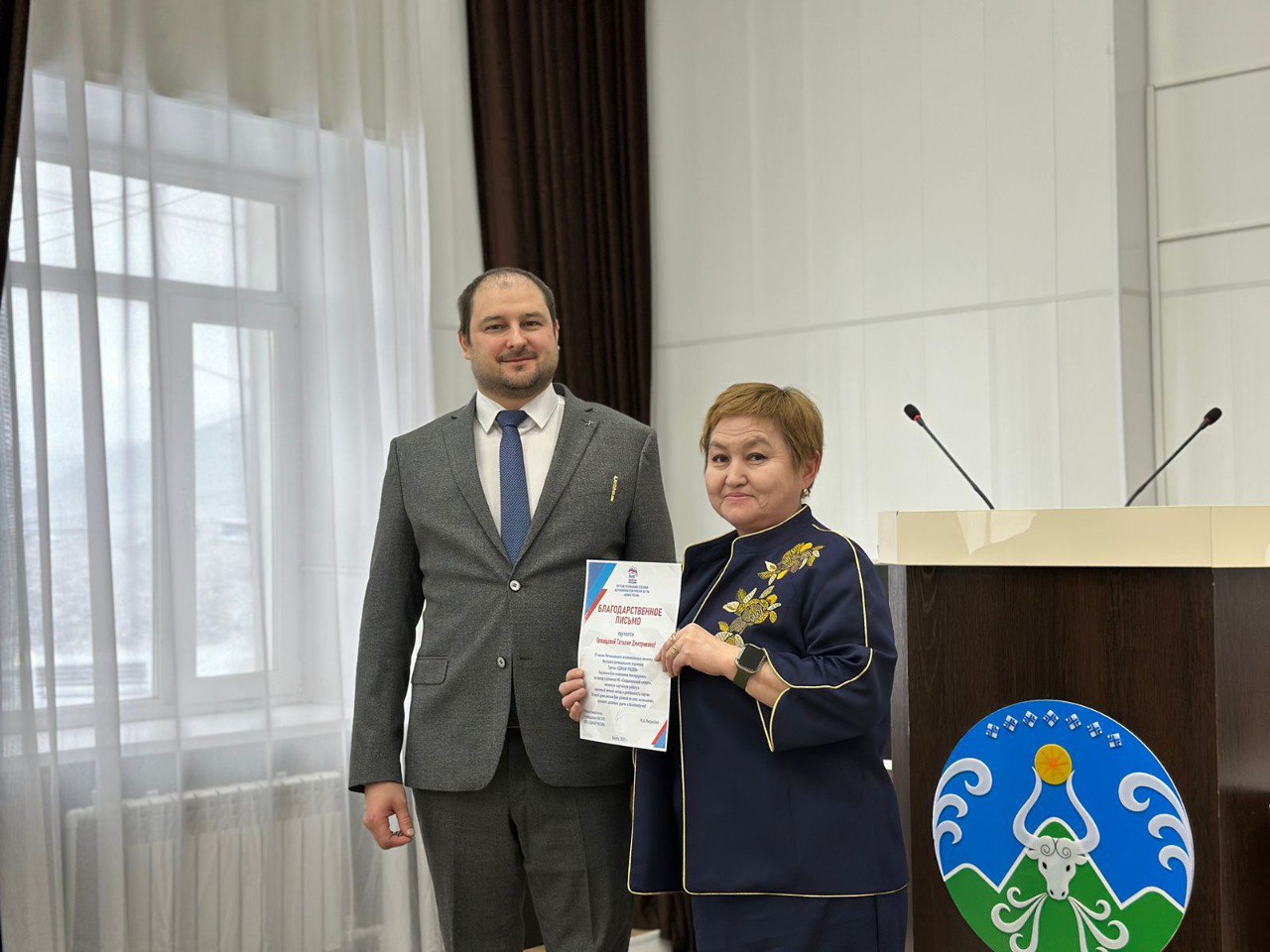 В Оймяконе избран новый секретарь местного отделения партии «Единая Россия»  14 февраля 2025 года в поселке Усть-Нера прошла внеочередная конференция Оймяконского местного отделения партии «Единая Россия». На мероприятии был избран новый секретарь отделения. Им стал Максим Андреевич Каздобин.  В голосовании участвовали два кандидата: заместитель директора АО «Поиск Золото» Максим Андреевич Каздобин и главный специалист МБУ «Служба развития инфраструктуры и организационно-правового обеспечения» Кэскил Иннокентьевич Егоров.  В выборах приняли участие 45 выборщиков. По итогам голосования Максим Каздобин получил 32 голоса, а Кэскил Егоров — 12 голосов.  Новый секретарь Оймяконского отделения партии «Единая Россия» Максим Андреевич Каздобин в своей речи поблагодарил коллег за доверие и обозначил приоритеты своей работы. Среди них — укрепление партийной организации, реализация социально значимых проектов и поддержка инициатив жителей района.  Максим Андреевич Каздобин родился в поселке Усть-Нера Оймяконского района. Имеет высшее образование. Член партии с октября 2024 года. Его избрание стало естественным продолжением многолетней общественной деятельности, в рамках которой он внес существенный вклад в развитие социальной и экономической сфер района  #ЕдинаяРоссия  #ЕР14