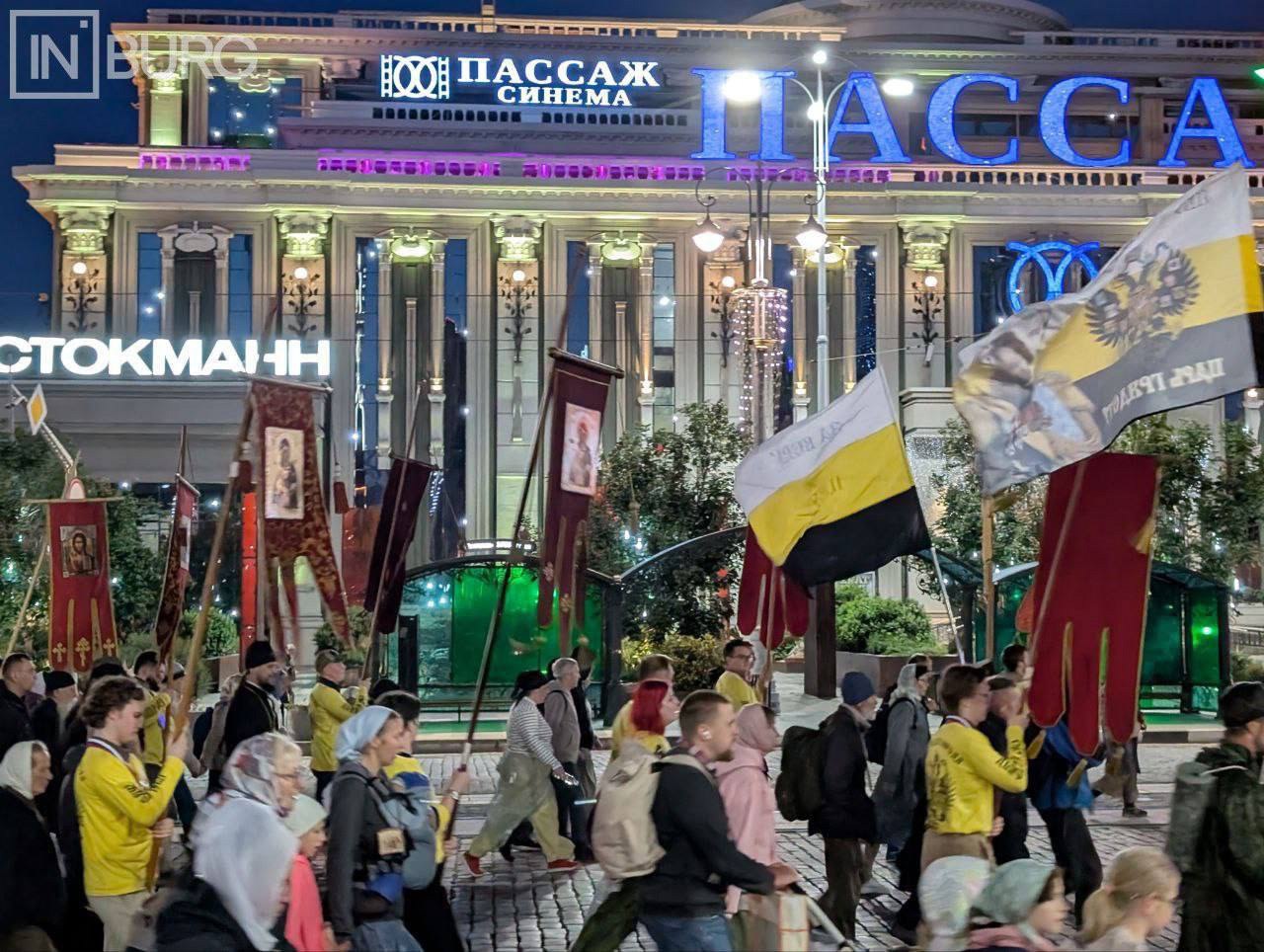 Ночная Божественная литургия и четырехчасовой крестный ход от Храма-на-Крови до Ганиной ямы собрала 40 тысяч верующих. Об этом пишет телеграм-канал епархии. Крестный ход, посвященный памяти царской семьи, традиционно проходит в ночь с 16 на 17 июля. Верующие с иконами и хоругвями прошли 21 километр до монастыря на Ганиной яме. Подписаться Новости Екатеринбурга