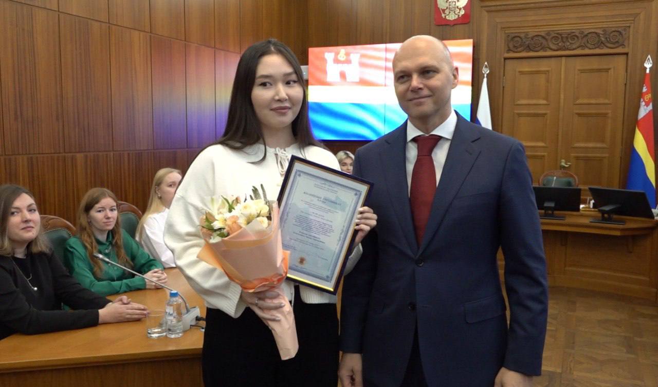 В 2026 году жилищные сертификаты в регионе смогут получать все учителя Пока программа не включает учителей физкультуры обж музыки географии и некоторых других направлений Сейчас по словам регионального министра образования Светланы Трусенёвой эта мера поддержки не охватывает 7 категорий учителей из 24 Но ситуацию исправят уже в следующем году В пятницу Алексей Беспрозванных вручил 20 ти педагогам региона жилищные сертификаты в 2 5 миллиона рублей КАСКАД Прислать новоcть