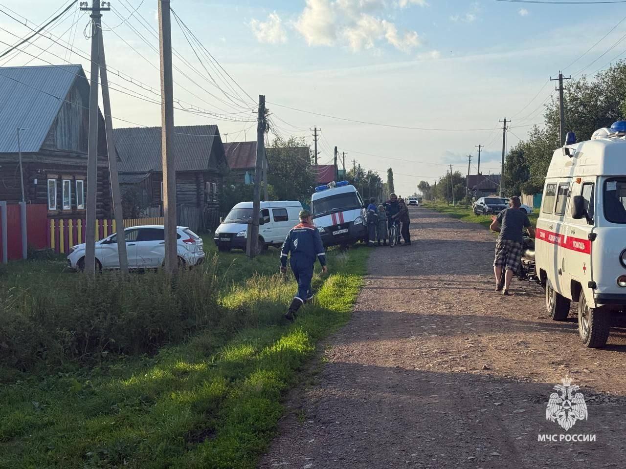 Мужчина погиб в собственном доме при пожаре в Мишкинском районе Жилой бревенчатый дом с дощатой верандой загорелся в деревне Бирюбаш по улице Мира. Из задымленного дома до прибытия пожарных обгоревшего 63-летнего мужчину вытащил сын, но позже врачи все же констатировали его смерть. Пожар потушен сотрудниками МЧС России и добровольцами Новотроицкого сельского совета. Причина пожара устанавливается, расследование проводит дознаватель МЧС России. МЧС России напоминает: не кури в постели; выключай электроприборы из розетки перед сном; установи в доме пожарный извещатель, он разбудит при пожаре и даст шанс на спасение.