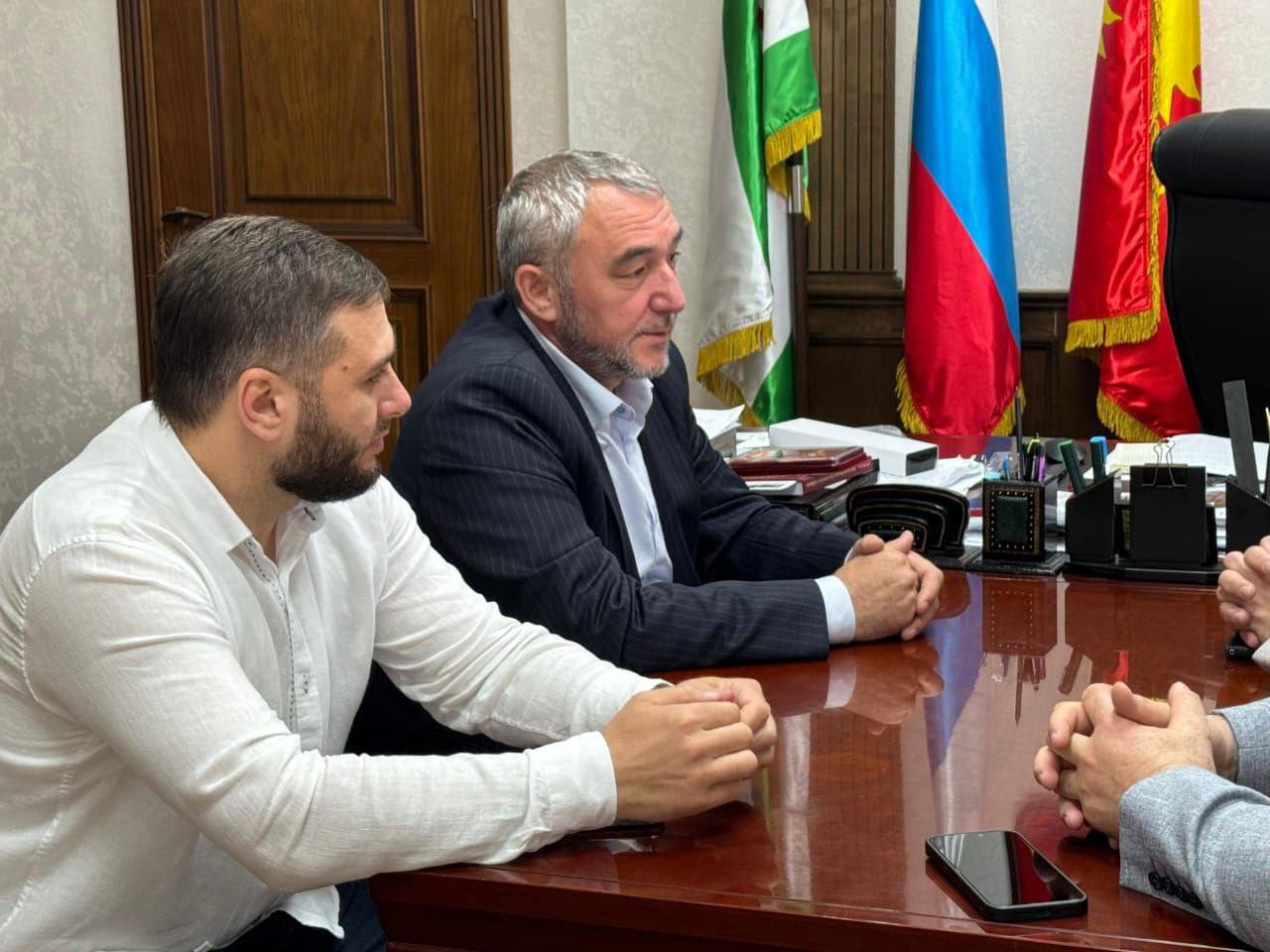 Магас и Президентский фонд культурных инициатив: новый вектор сотрудничества И.о. Главы города Магас Муса Темурзиев провел важную встречу с Евгением Мурахвери, заместителем генерального директора Президентского фонда культурных инициатив. Главная тема: перспективы совместных проектов, которые раскроют богатый культурный потенциал столицы Ингушетии. Правительство Ингушетии