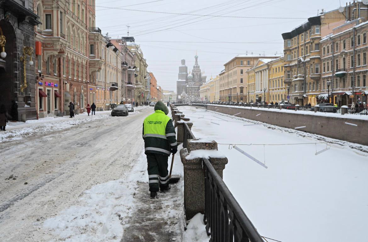 На январских праздниках в Петербурге выявлено более 700 нарушений правил зимней уборки сообщил вице губернатор Северной столицы Евгений Разумишкин За несколько дней сотрудники ГАТИ осмотрели более 500 частных парковок зданий торговых центров и зоны производства работ За некачественную уборку снега оказано более 50 профилактических мер направленных на оперативное устранение нарушений Также были выписаны предостережения собственникам некоторых торговых центров где были найдены нарушения в части уборки парковок и прилегающих территорий заявил вице губернатор Нейросети Городовой за 4 дня нашли в Северной столице более 45 жилых и нежилых домов с наледью Данные по зданиям переданы в ГЖИ для принятия мер вице губернатор Петербурга Евгений Разумишкин Подписаться на ДП в Telegram MAX