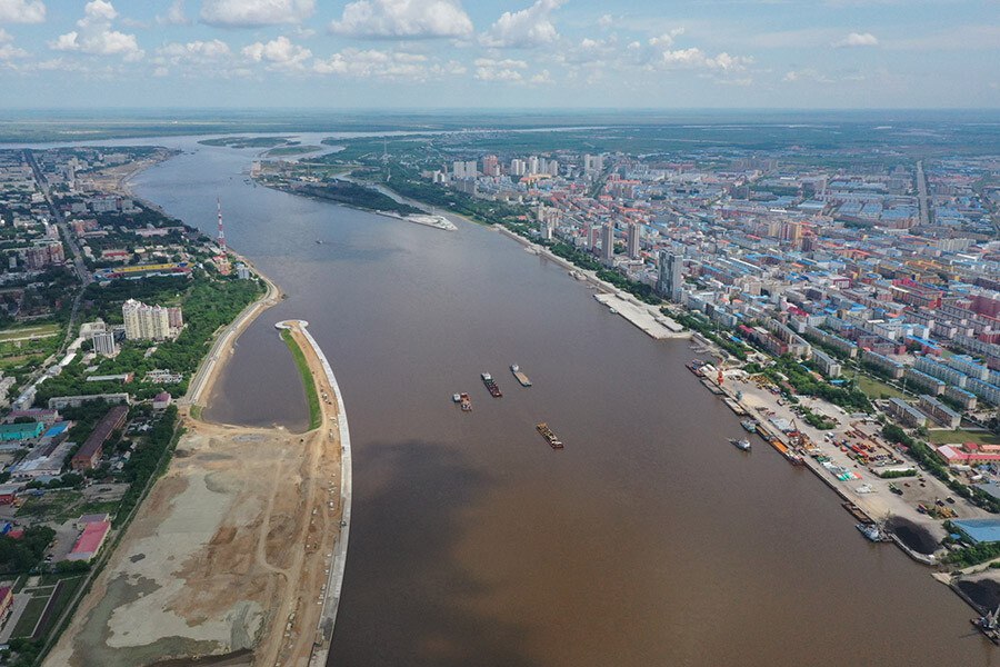 В Амурской области появится центр развития компетенций В Приамурье создадут единый центр развития компетенций для госслужащих студентов и молодых специалистов Он объединит уже действующие площадки и станет инструментом прокачки профессиональных навыков и управленческого потенциала региона Проект реализуют совместно с платформой Россия страна возможностей В сентябре на ВЭФ подписали дорожную карту и обсудили запуск образовательных программ и мастер классов Амурская область станет пилотным регионом проекта на базе Центра опережающей профподготовки Первые мероприятия стартуют в ноябре Планируются тренинги по цифровым и управленческим компетенциям курсы по развитию профессиональных навыков Эксперты отмечают что такие центры ускоряют адаптацию молодых специалистов и помогают создавать связь между образованием и потребностями экономики Приамурье