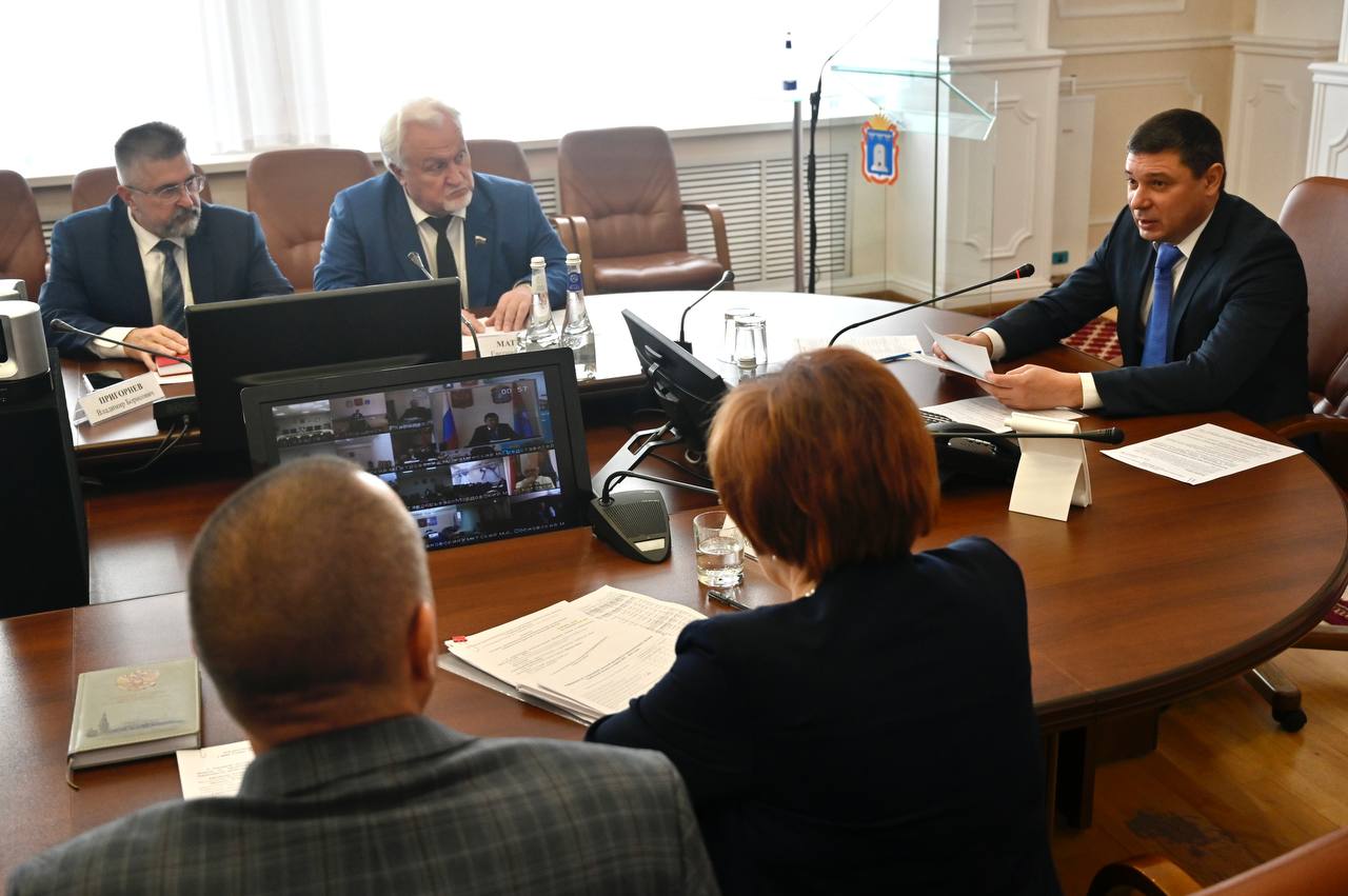 На оперативном совещании обсудили ход газификации образовательных учреждений в Тамбовской области До конца 2026 года нам необходимо завершить полный перевод таких котельных на природный газ У нас до сих пор 3 детских сада 12 школ и одна организация допобразования отапливались углём Такого конечно же быть в нашем регионе не должно Как доложил мой заместитель Евгений Зименко три учреждения должны быть газифицированы уже в этом году Старинский филиал Никифоровской школы 2 филиал Сосновской школы 2 в селе Верхняя Ярославка и филиал Сосновского детского сада 2 в селе Отъяссы Ещё 13 объектов планируем газифицировать в 2026 году по одному в Тамбове Никифоровском и Мордовском округах два в Первомайском три в Мичуринском и пять непосредственно в Мичуринске На данный момент по четырём объектам уже разработана проектно сметная документация по девяти работы ещё не начаты Чтобы исключить риски по следующему году поручил региональному министерству ТЭК и ЖКХ до конца недели предоставить дорожные карты по всем 13 учреждениям Возможности для успешной реализации проектов у нас есть поэтому прошу всех глав муниципалитетов подойти ответственно к этому вопросу Мой официальный канал в мессенджере Max