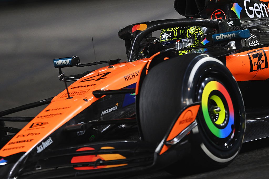 Команда Формулы 1 McLaren досрочно выиграла Кубок конструкторов Команда McLaren по итогам Гран при Сингапура второй раз подряд и десятый в истории стала обладателем Кубка конструкторов Формулы 1 Победителем гонки которая прошла на городской трассе стал британец Джордж Расселл Mercedes вторым финишировал голландец Макс Ферстаппен Red Bull третьим британец Ландо Норрис McLaren McLaren для досрочной победы в Кубке нужно было попадание на подиум Норриса или Оскара Пиастри в таком случае команда становилась недосягаемой для Mercedes В прошлом году McLaren завоевала Кубок конструкторов первый с 1998 года в финальной гонке опередив Ferrari на 14 очков благодаря победе Норриса До конца сезона осталось еще шесть гонок Таким образом McLaren повторила рекорд Red Bull 2023 года по самой быстрой победе в сезоне также за шесть Гран при до конца отмечает ESPN Getty Images Подписаться на РБК Спорт